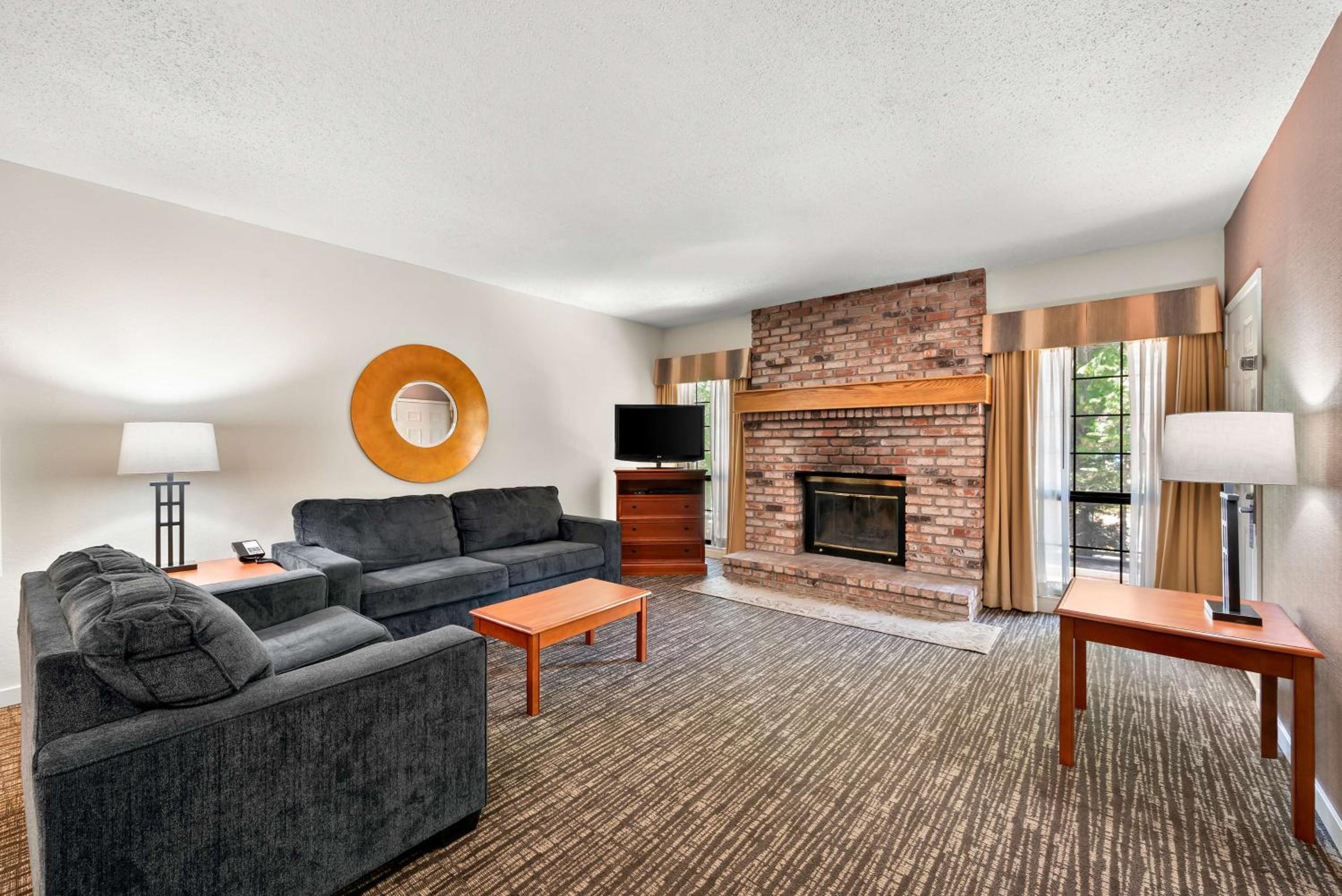 One-Bedroom King Suite with Sofa Bed photo 3
