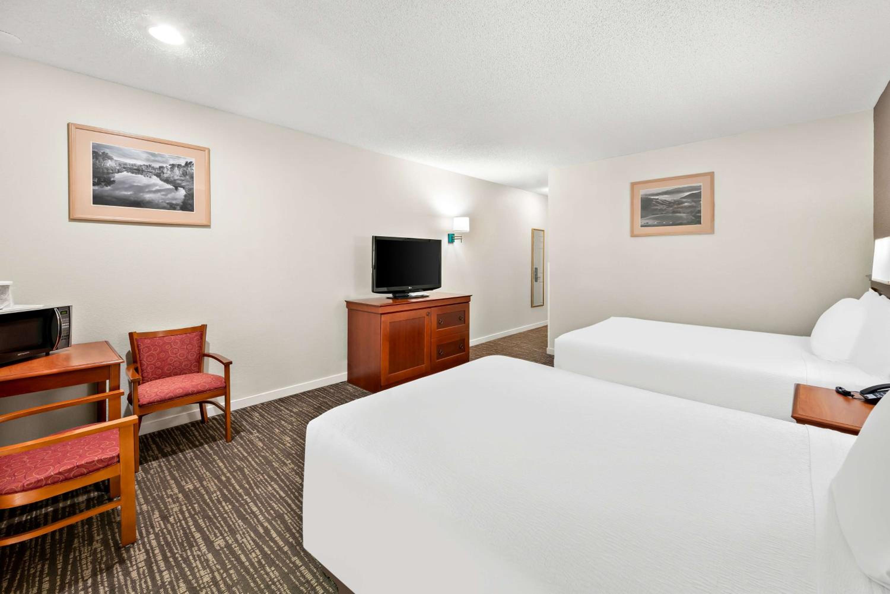 Double Room with Two Double Beds - Non-Smoking photo 3