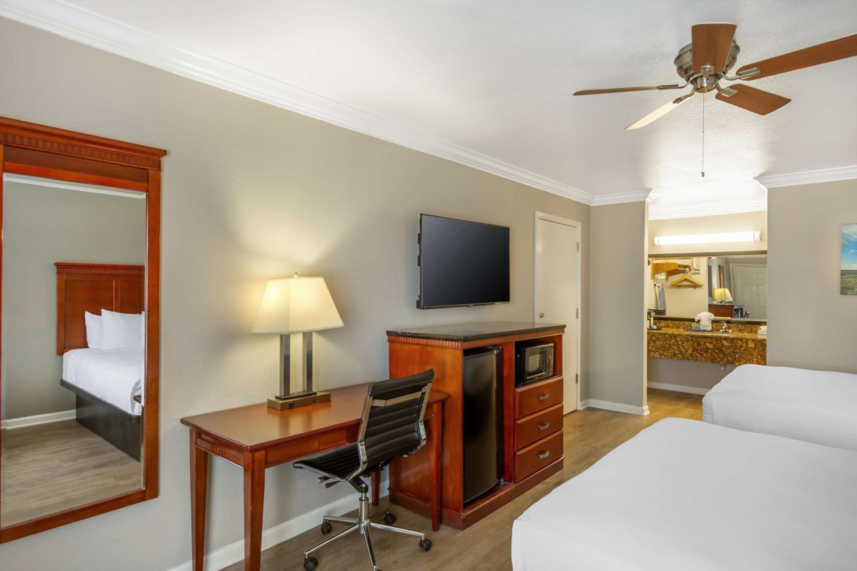 Queen Room with Two Queen Beds - Disability Access - Non Smoking photo 2