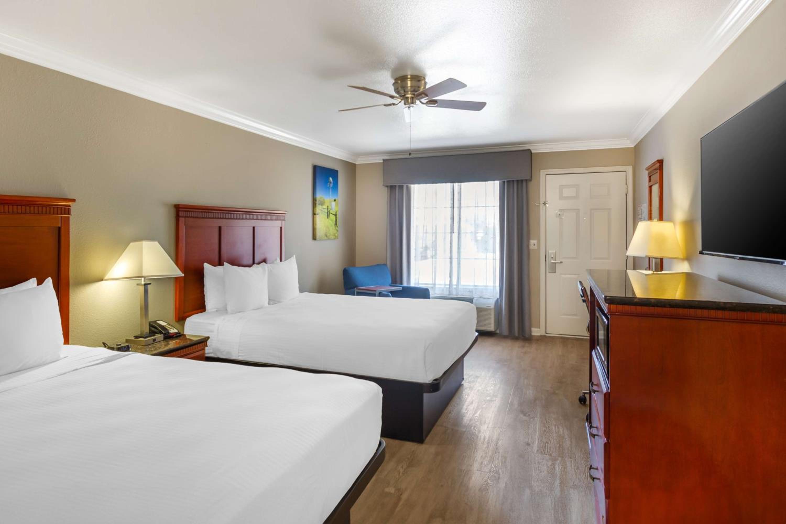 Queen Room with Two Queen Beds - Pet Friendly/Non-Smoking photo 3