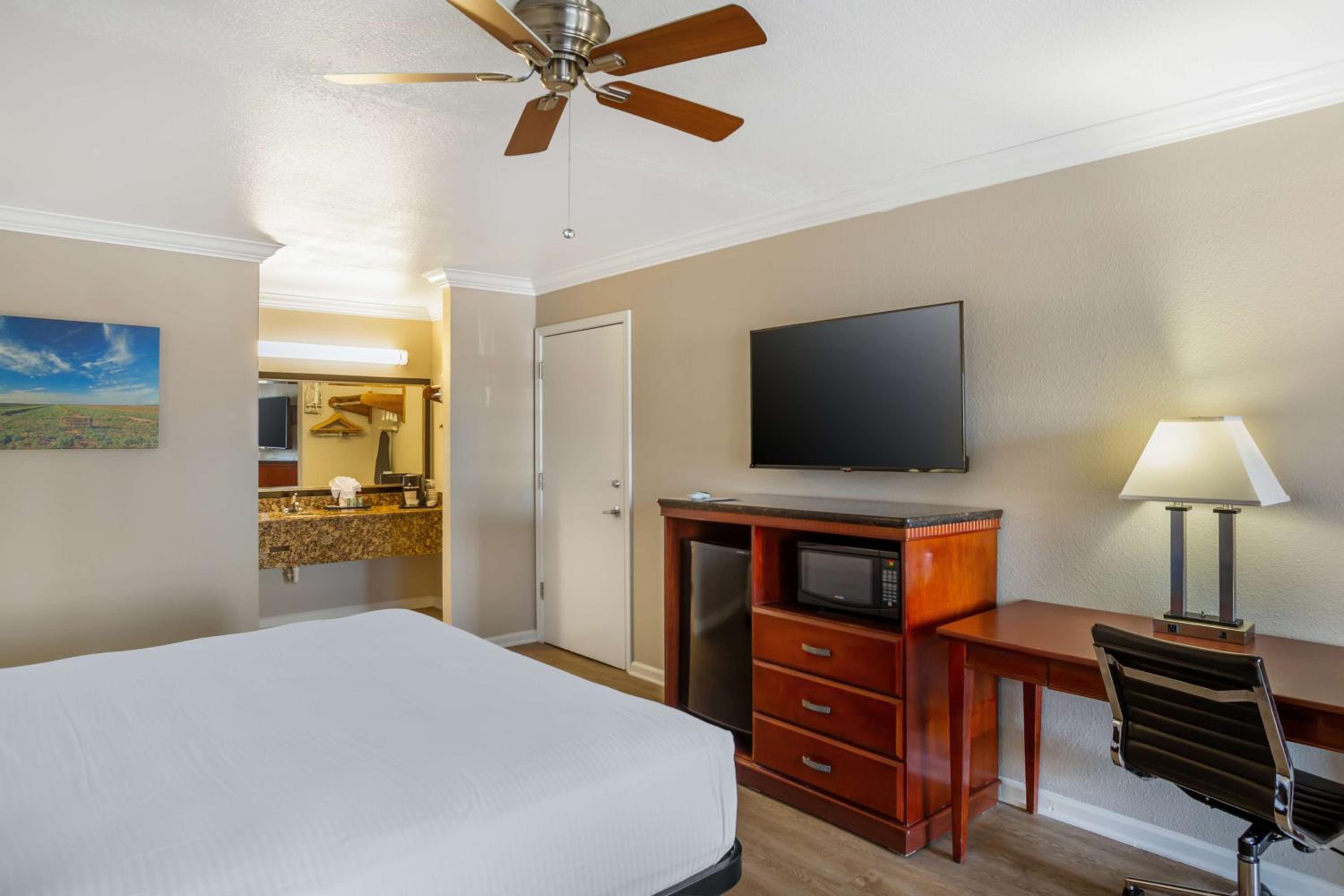 King Room - Non-Smoking photo 2