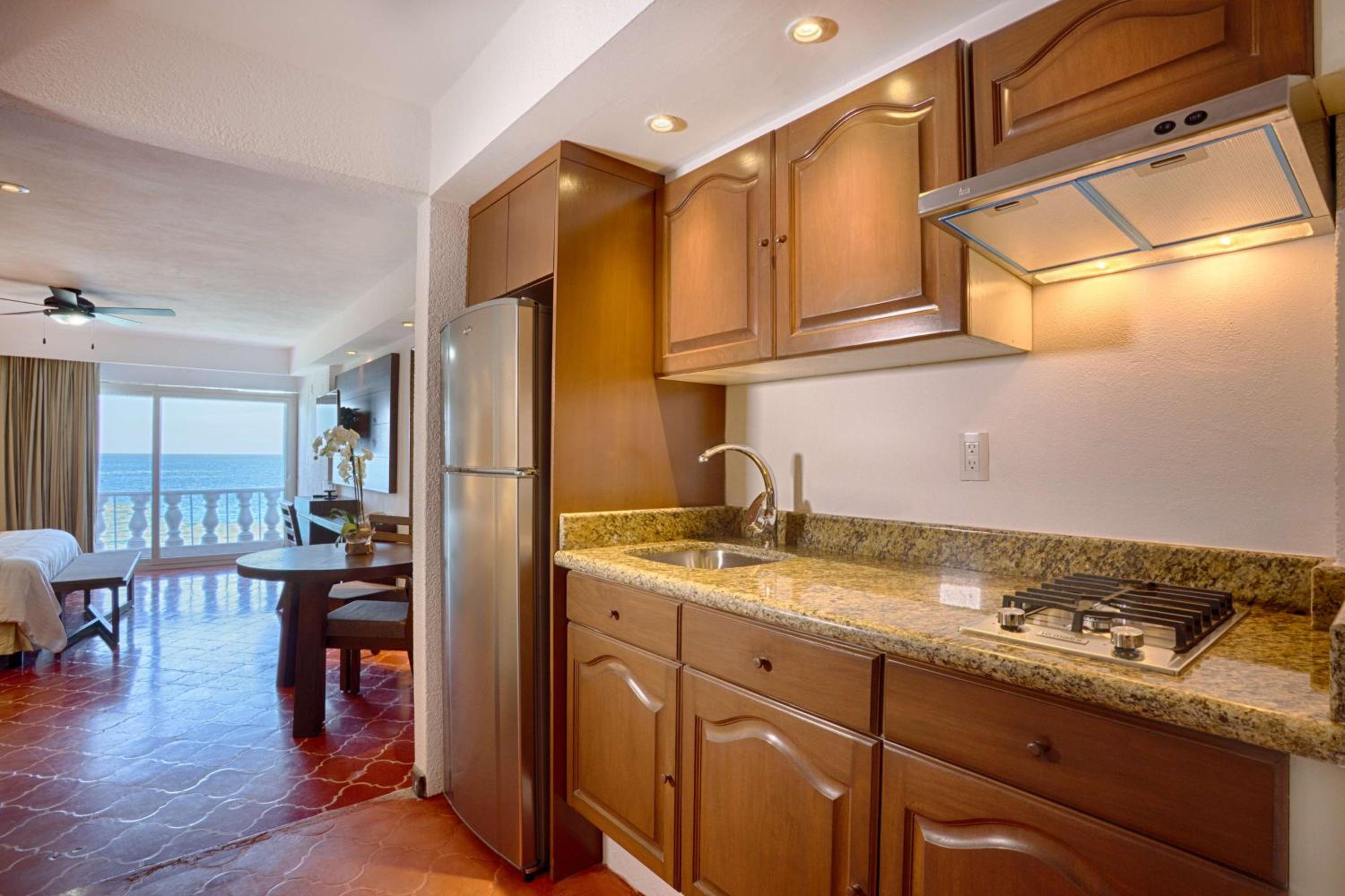 Deluxe King Oceanfront - Photo 5