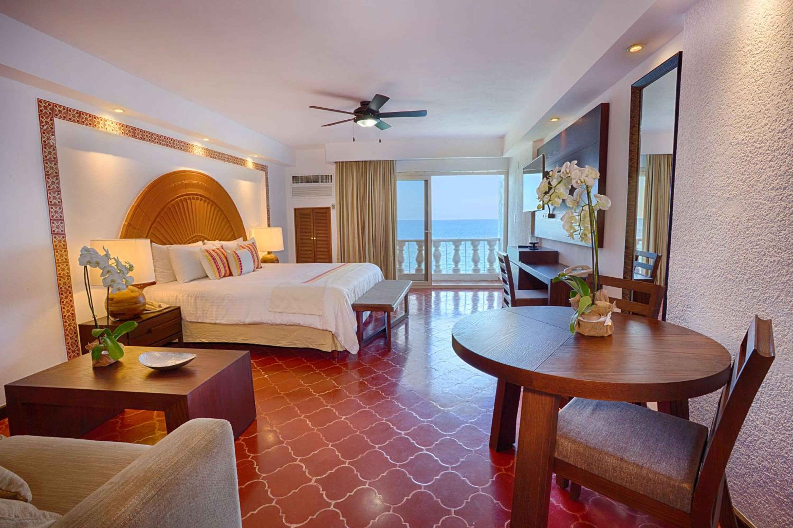 Deluxe King Oceanfront - Photo 1