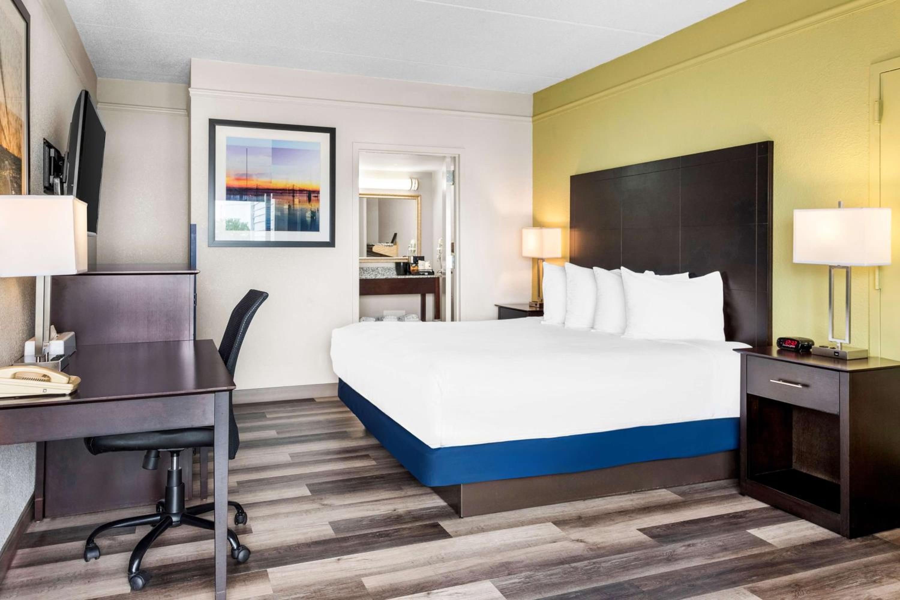 King Room with Bath Tub and View - Disability Access/Non-Smoking