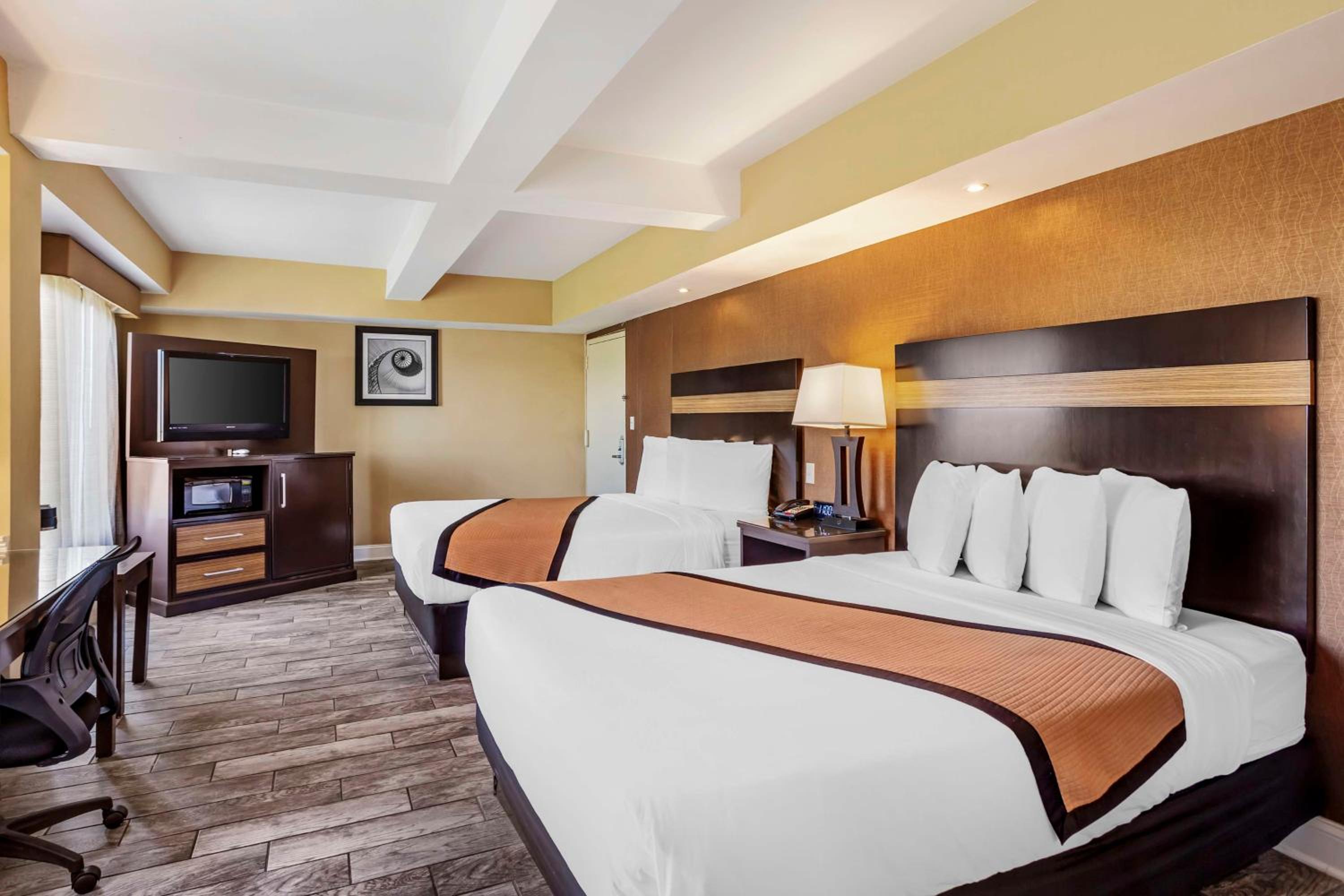 Queen Suite with Two Queen Beds and Spa Bath - Sofa Bed/Non-Smoking photo 1