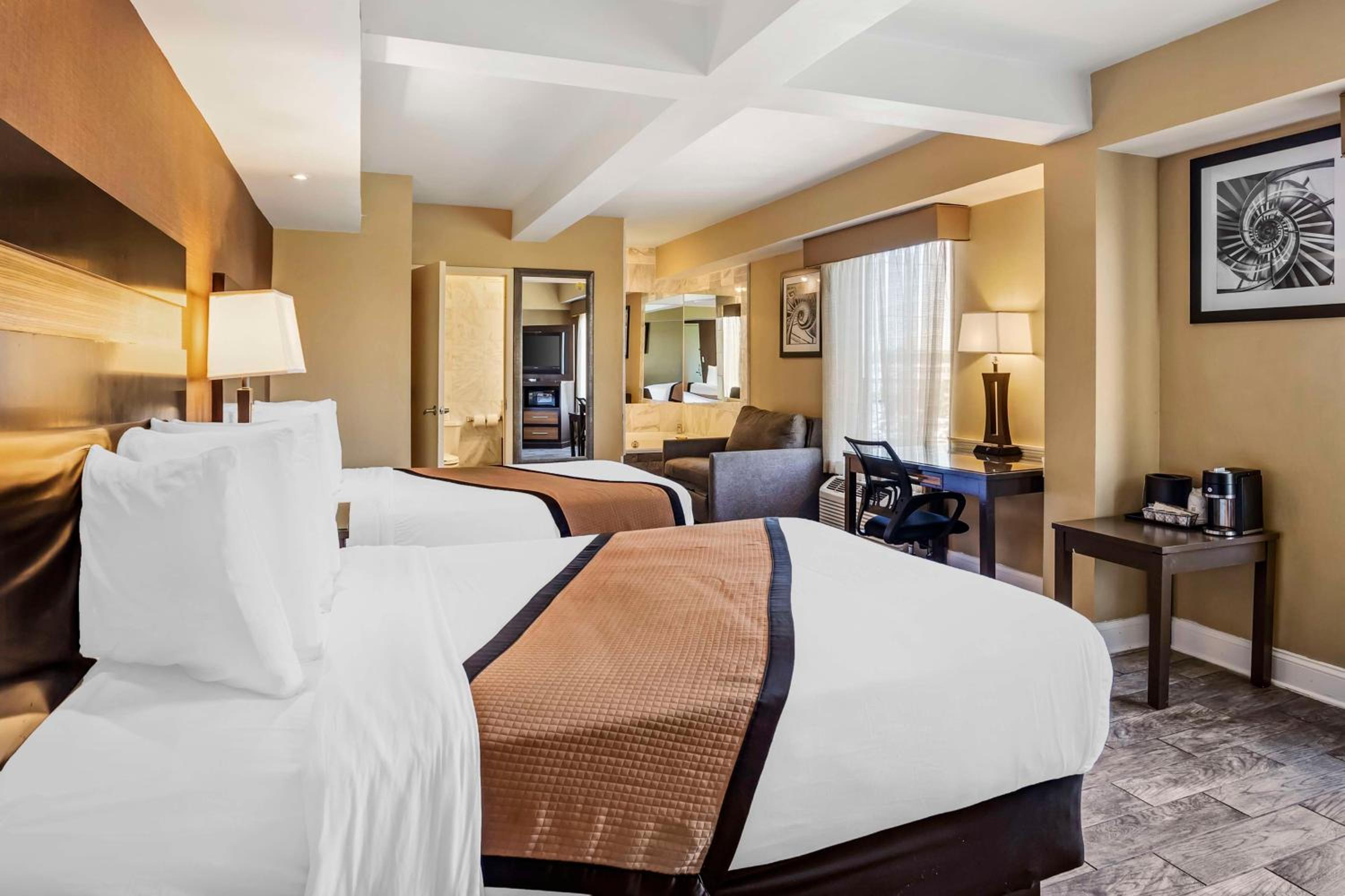 Queen Suite with Two Queen Beds and Spa Bath - Sofa Bed/Non-Smoking photo 2