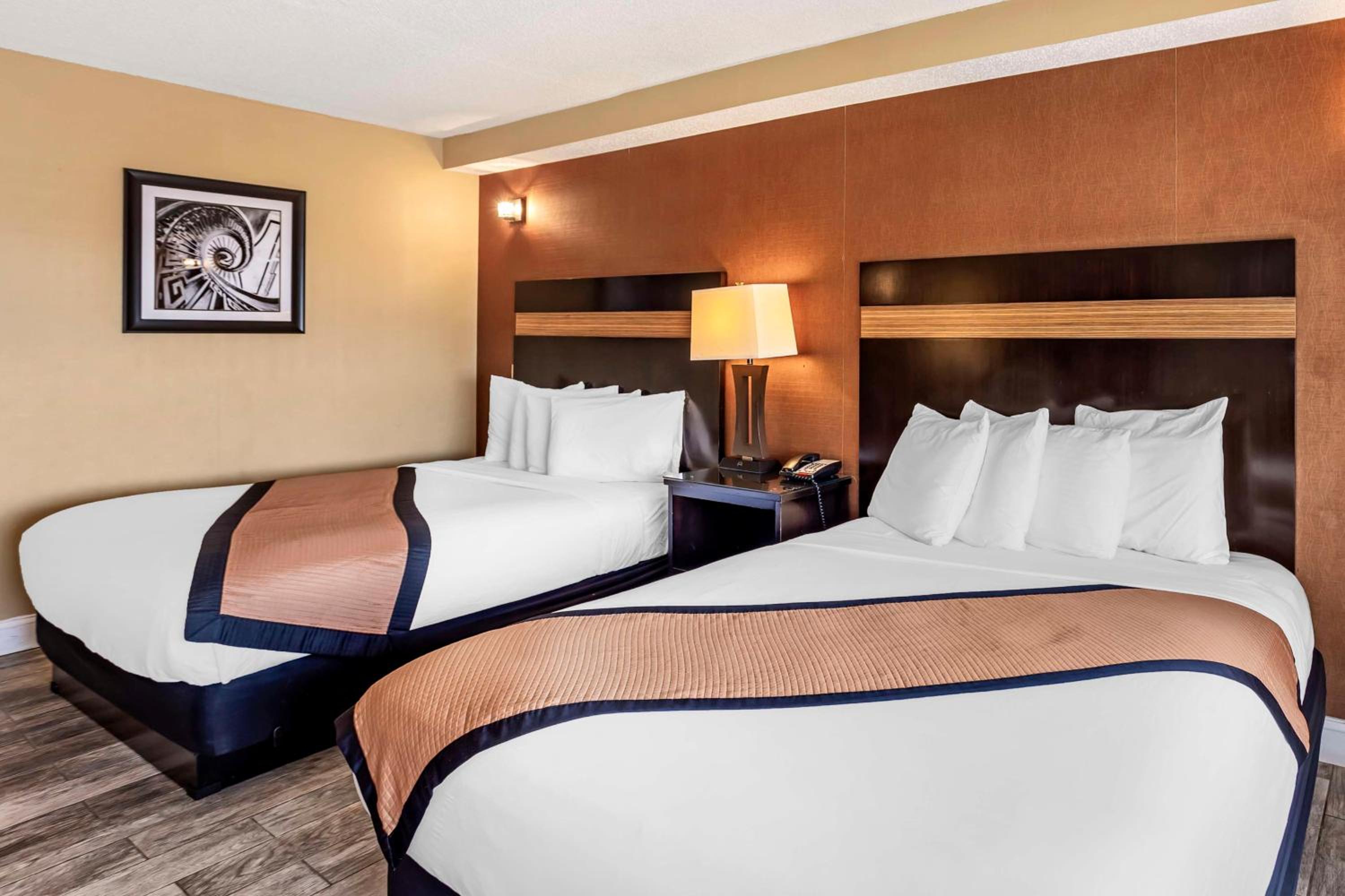 Queen Room with Two Queen Beds and City View - Non-Smoking - Photo 2