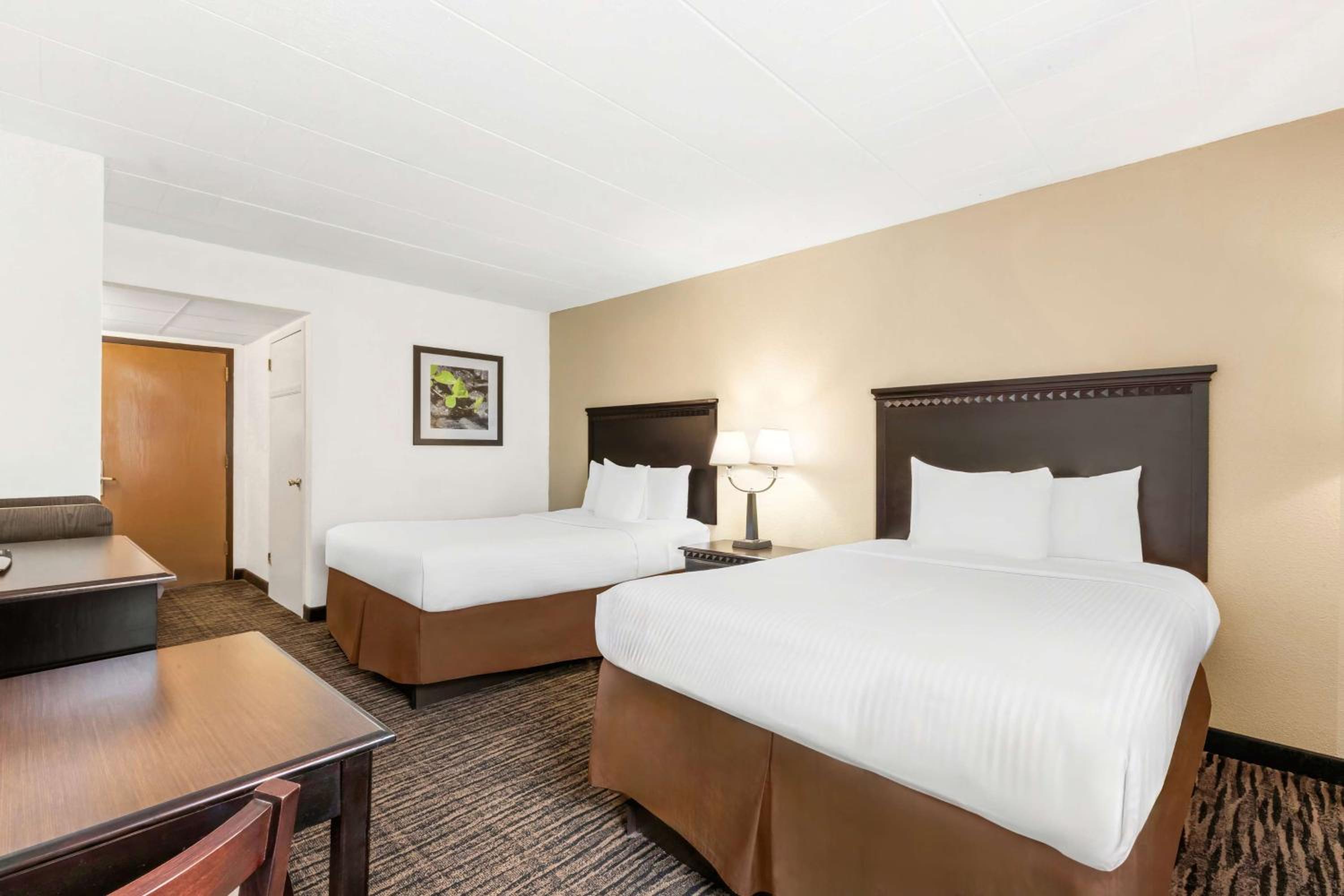 Queen Room with Two Queen Beds - Photo 4