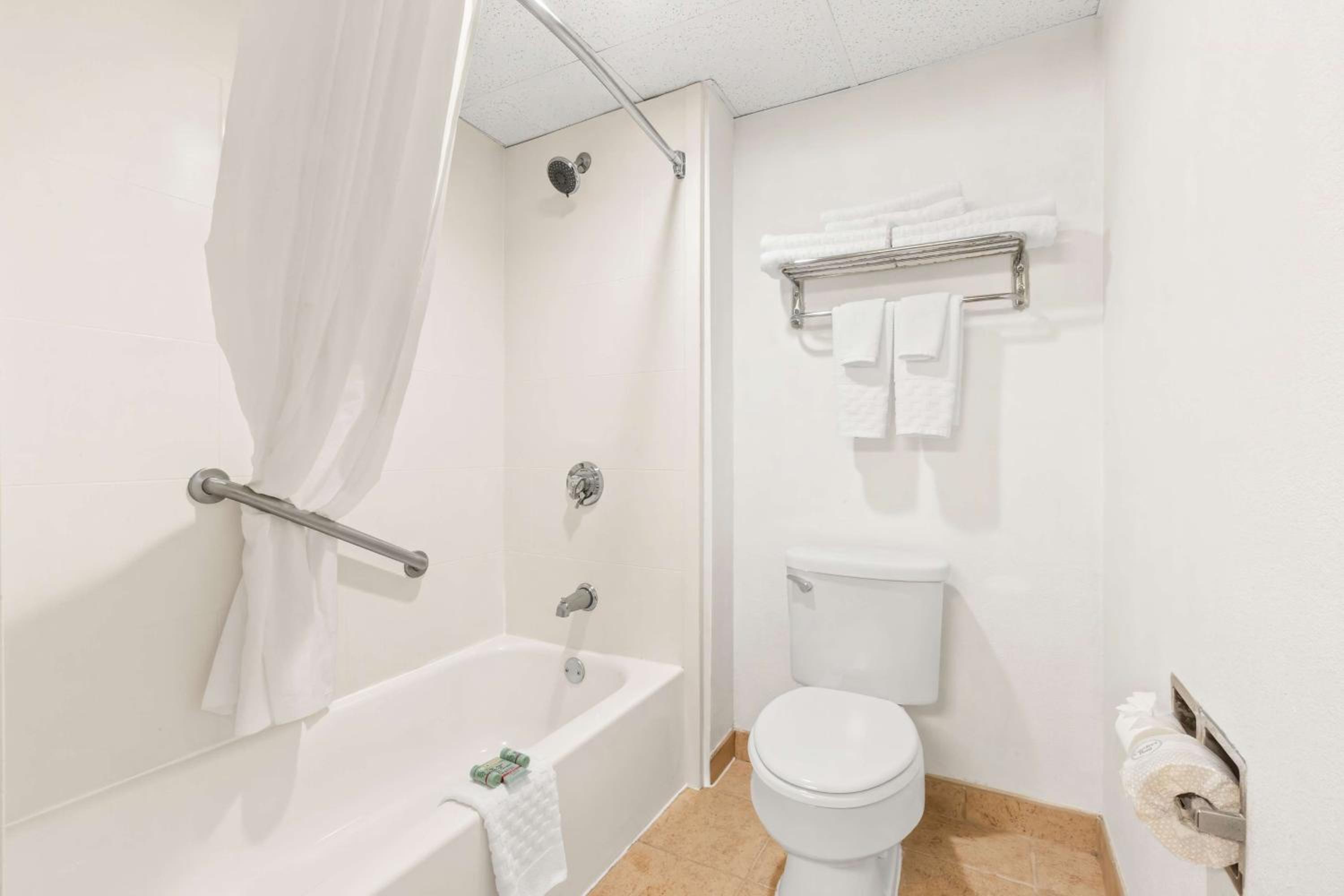 Double Room with Two Double Beds - Photo 2