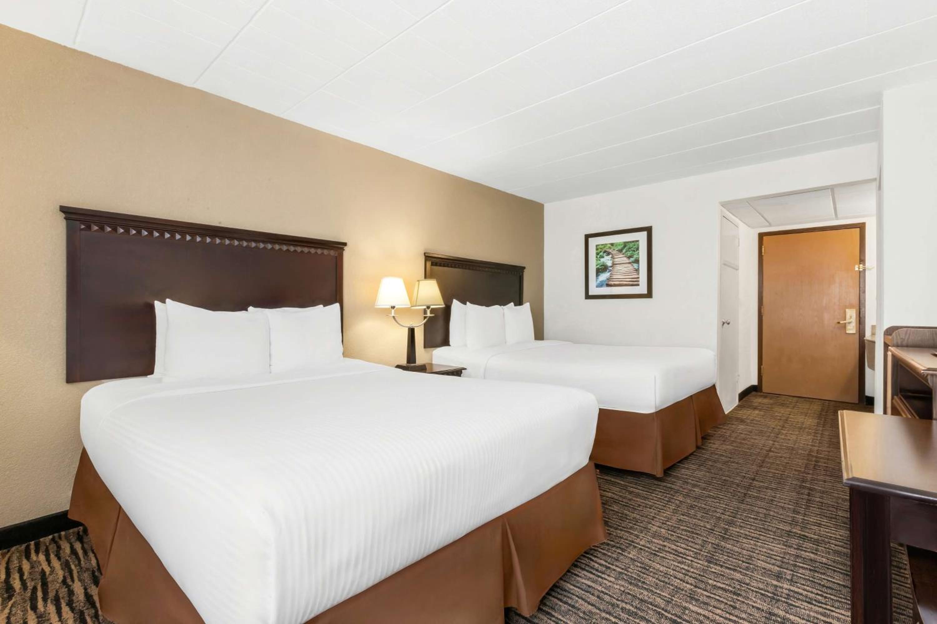 Queen Room with Two Queen Beds - Photo 3