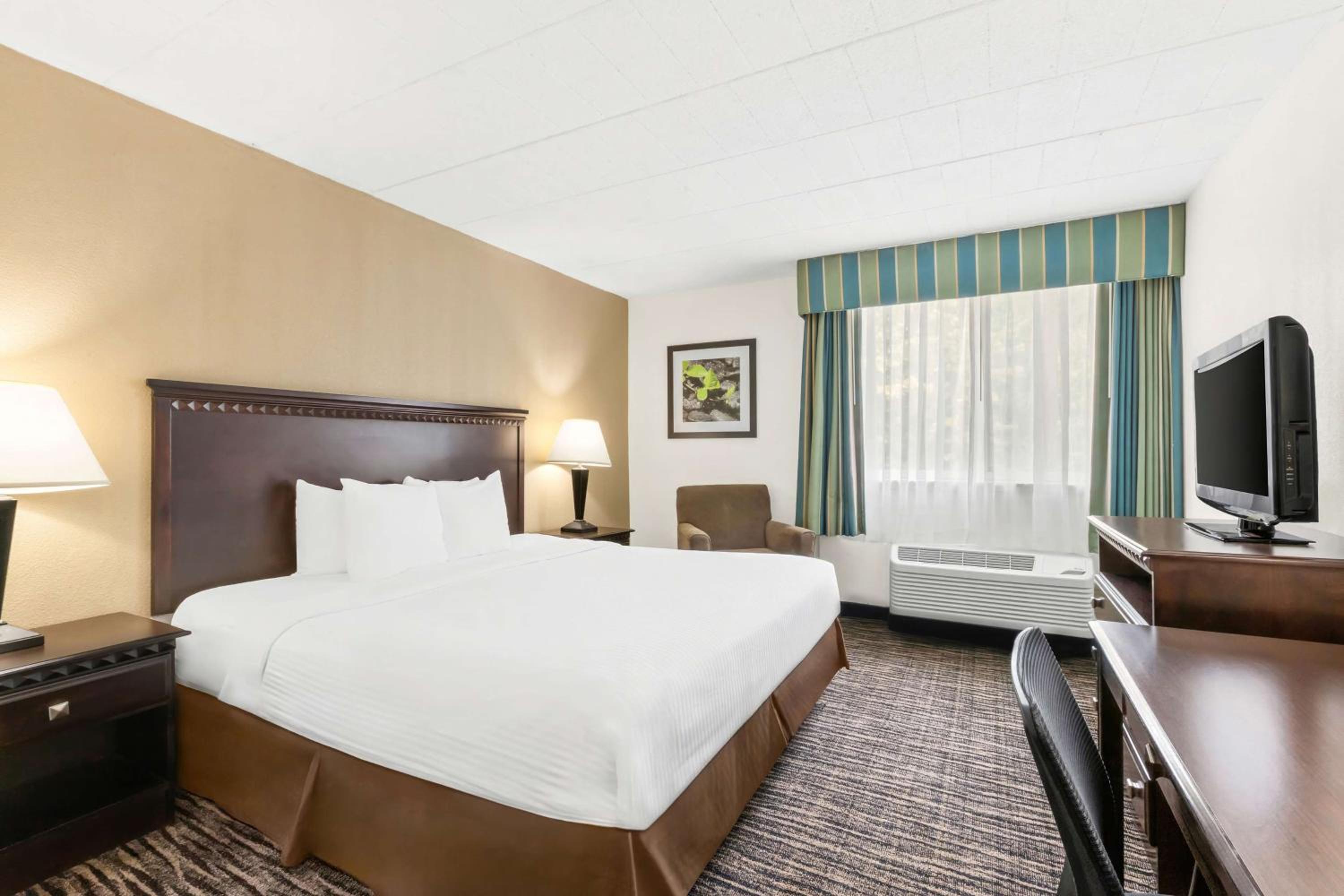 King Room with Bathtub - Disability Access/Non-Smoking - Photo 1