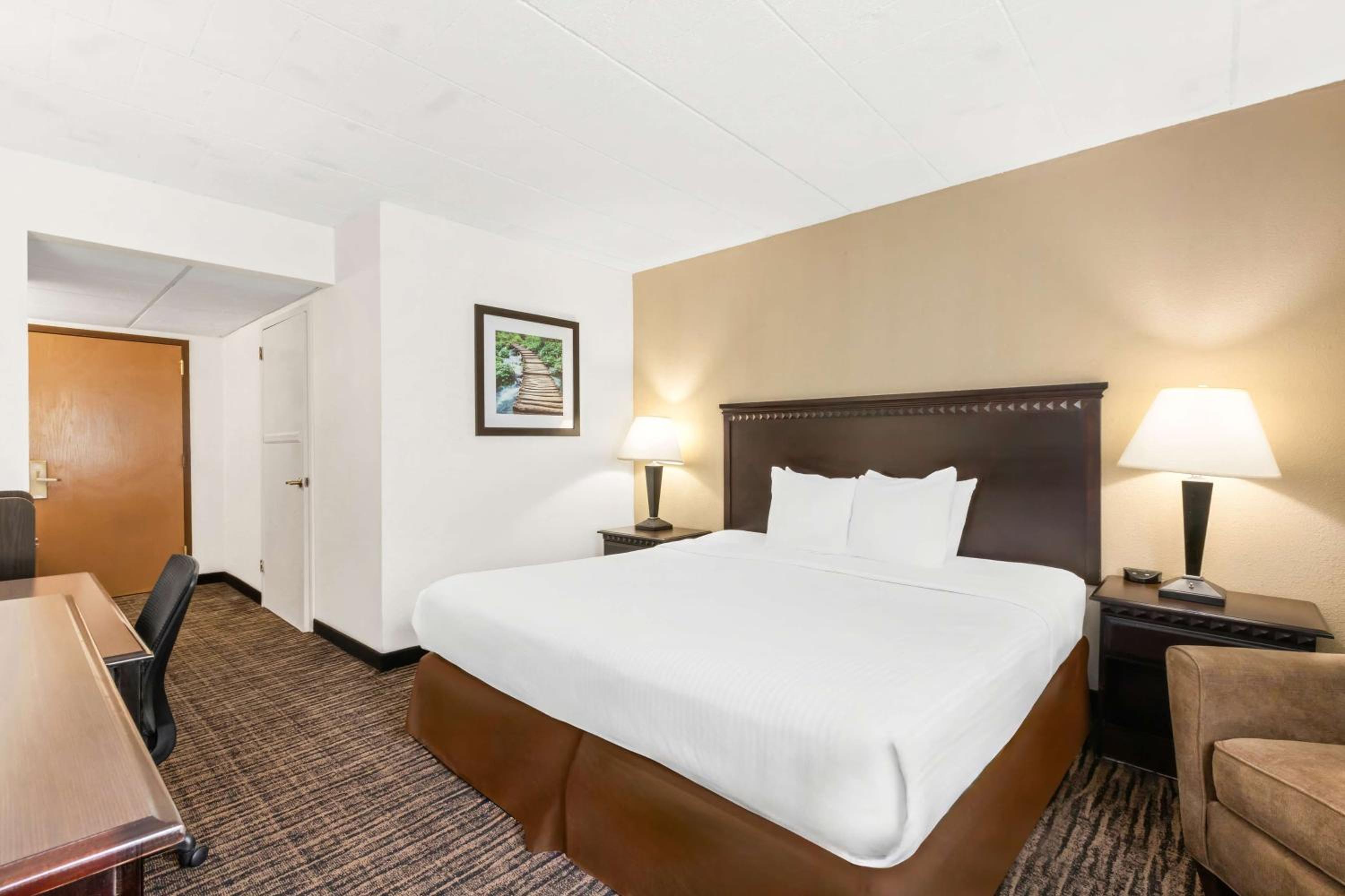 King Room with Bathtub - Disability Access/Non-Smoking - Photo 2