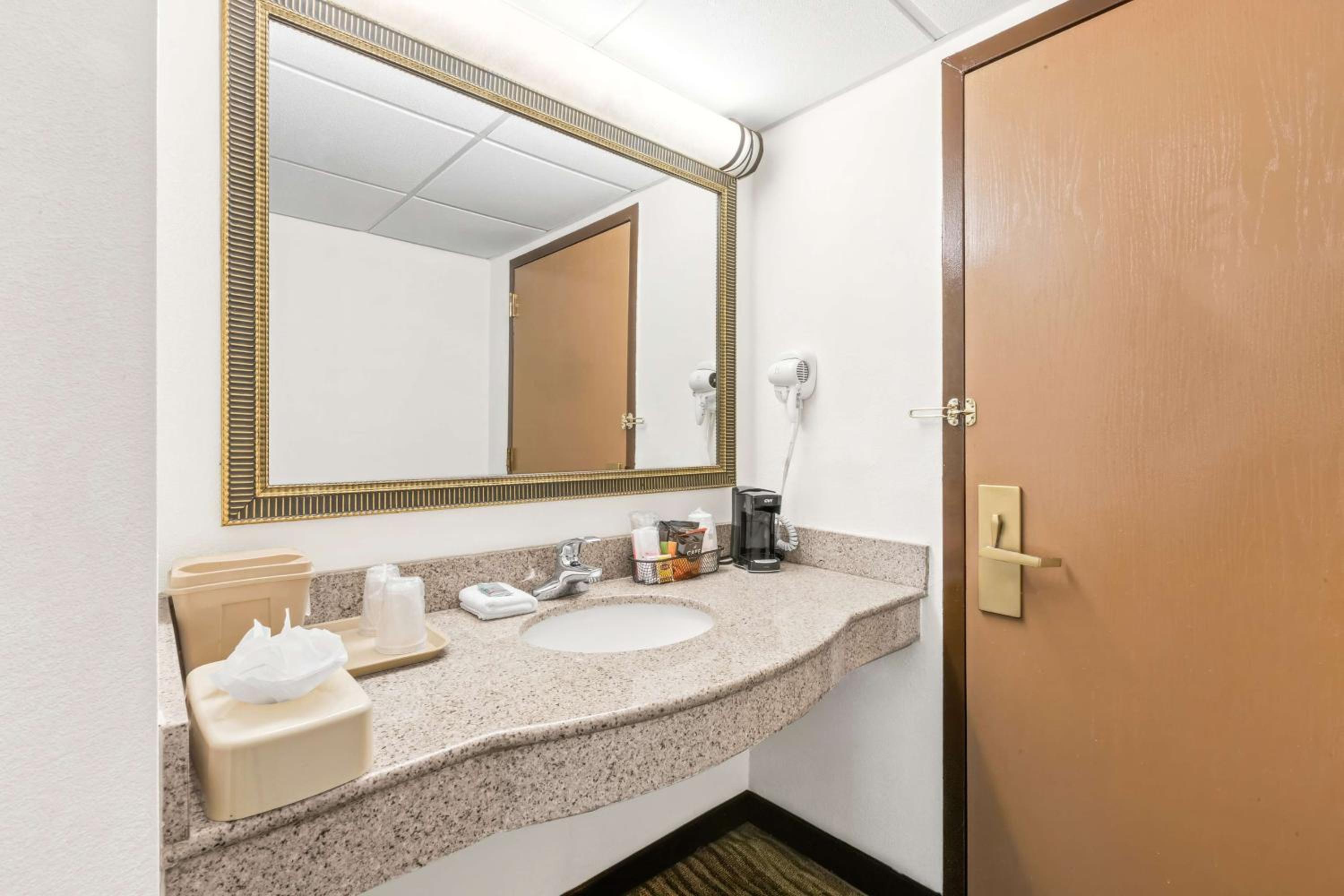King Room with Bathtub - Disability Access/Non-Smoking - Photo 3