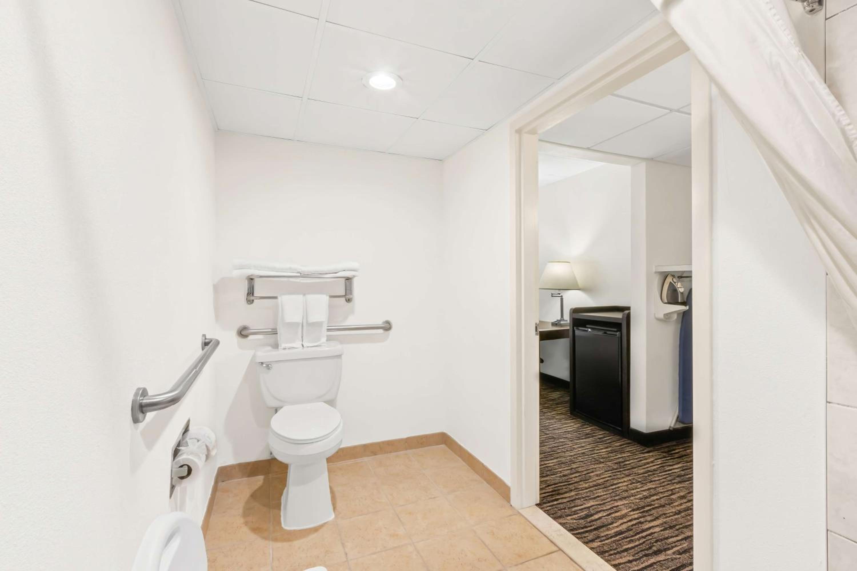 King Room with Bathtub - Disability Access/Non-Smoking - Photo 5