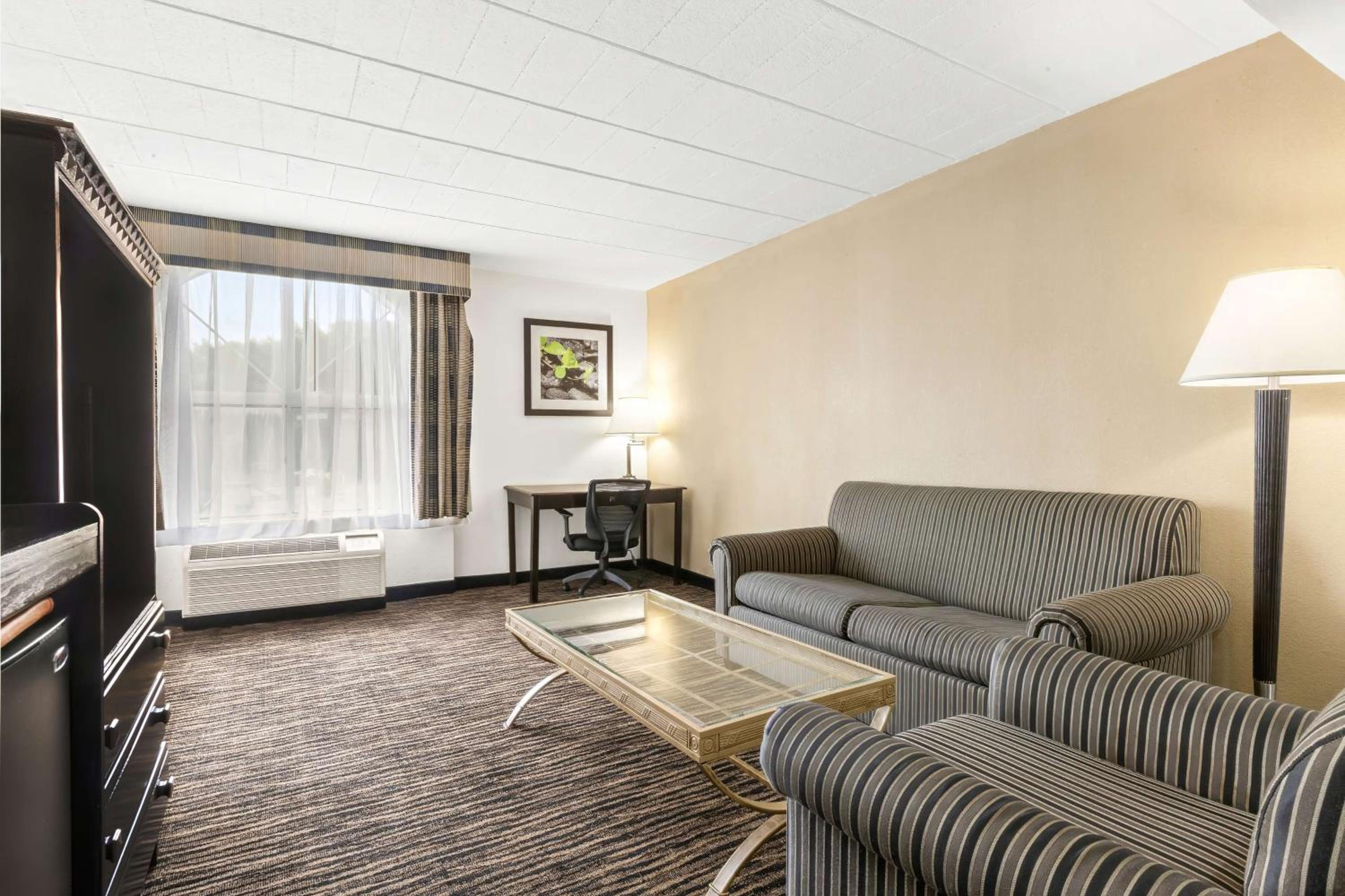 King Suite - Photo 3