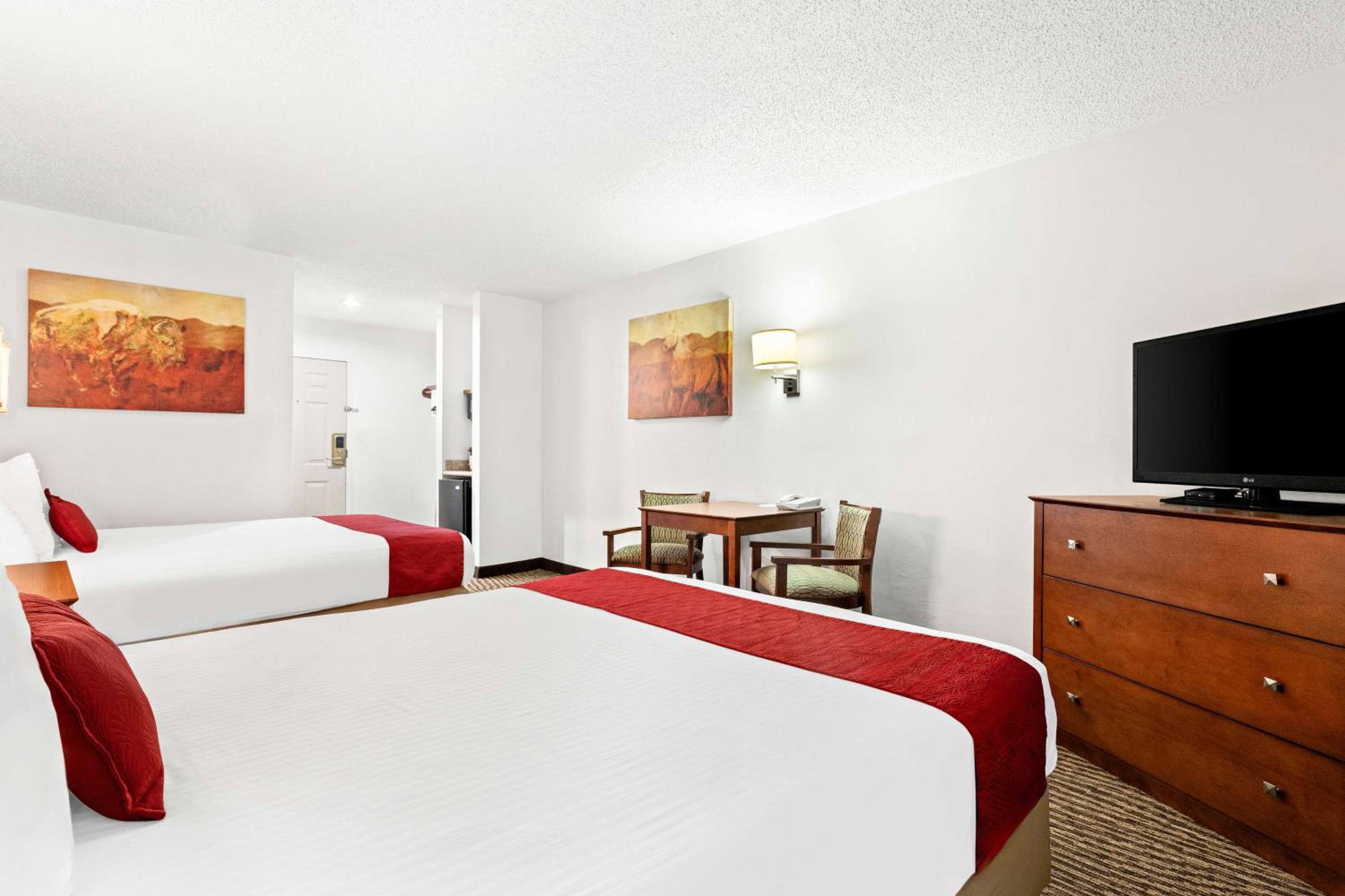 Queen Room with Two Queen Beds - Smoking photo 3