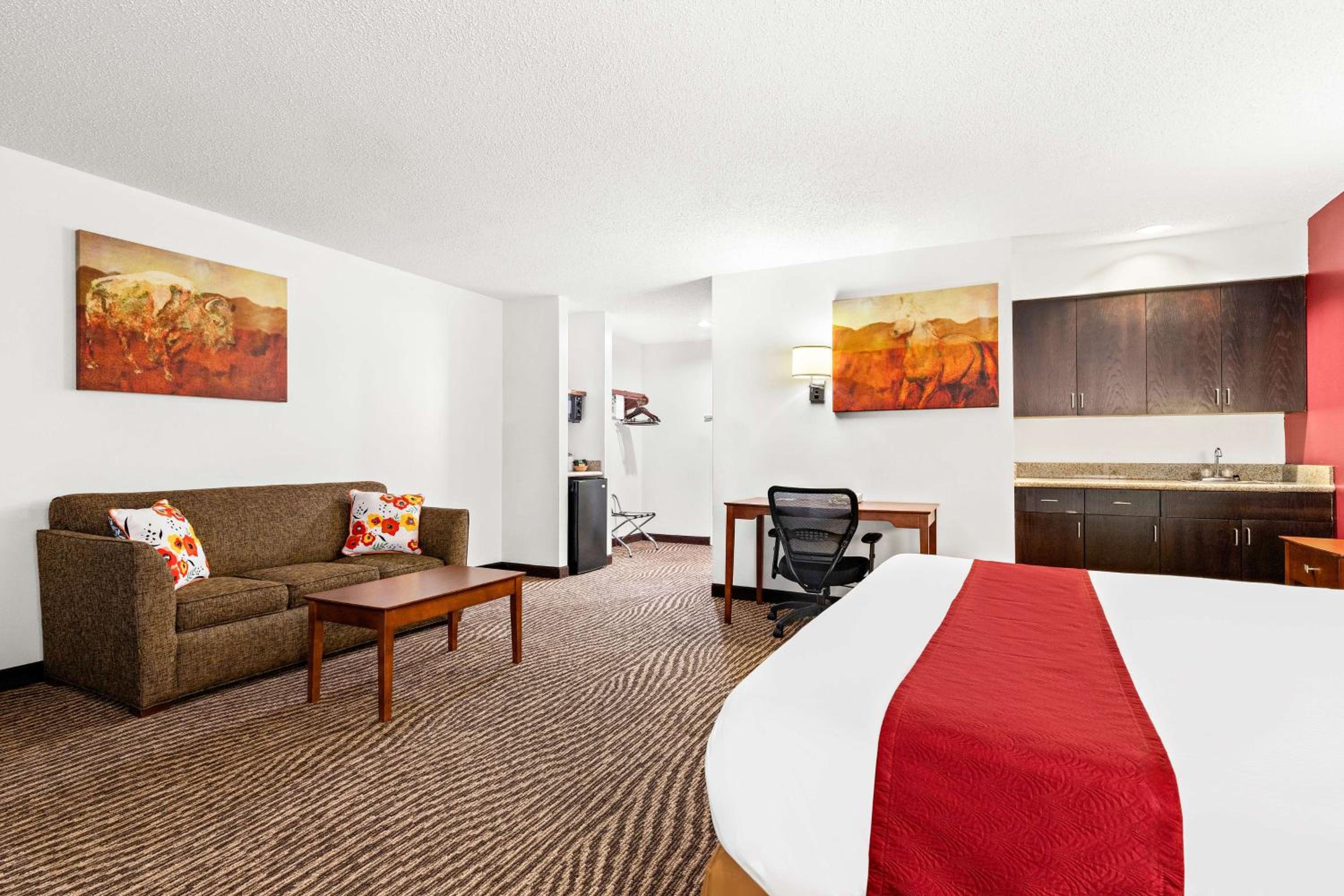 King Suite - Non-Smoking photo 3