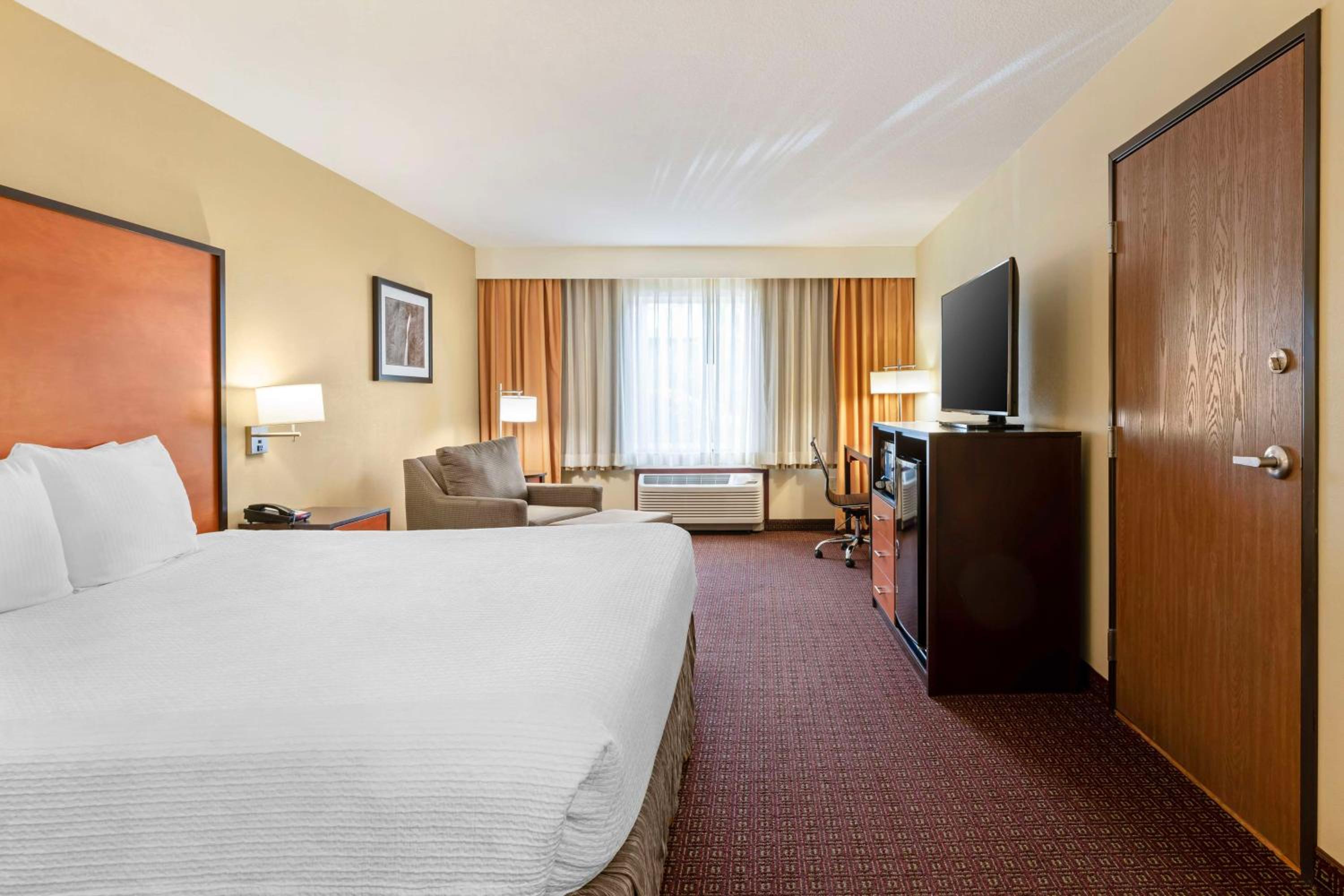 King Room with Roll-in Shower - Disability Access/Non-Smoking - Photo 1