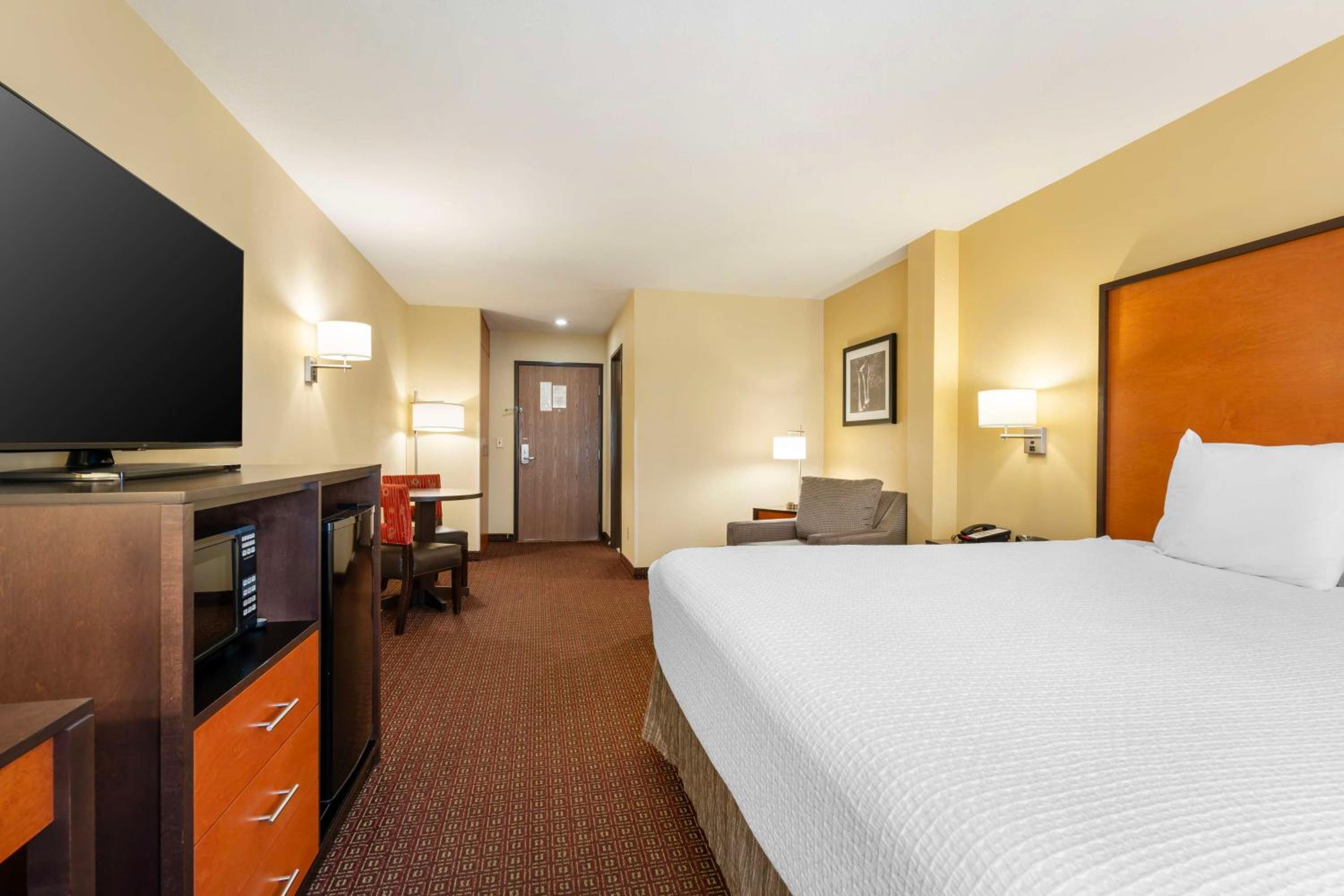 King Room with Bath Tub - Disability Access/Non-Smoking  - Photo 2