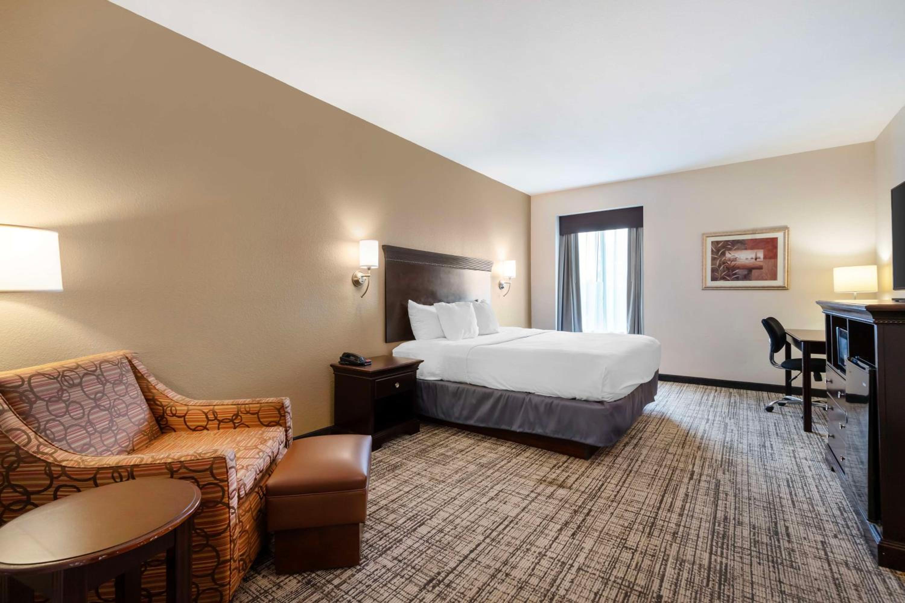 Junior King Suite with Sofa Bed - Non-Smoking photo 1