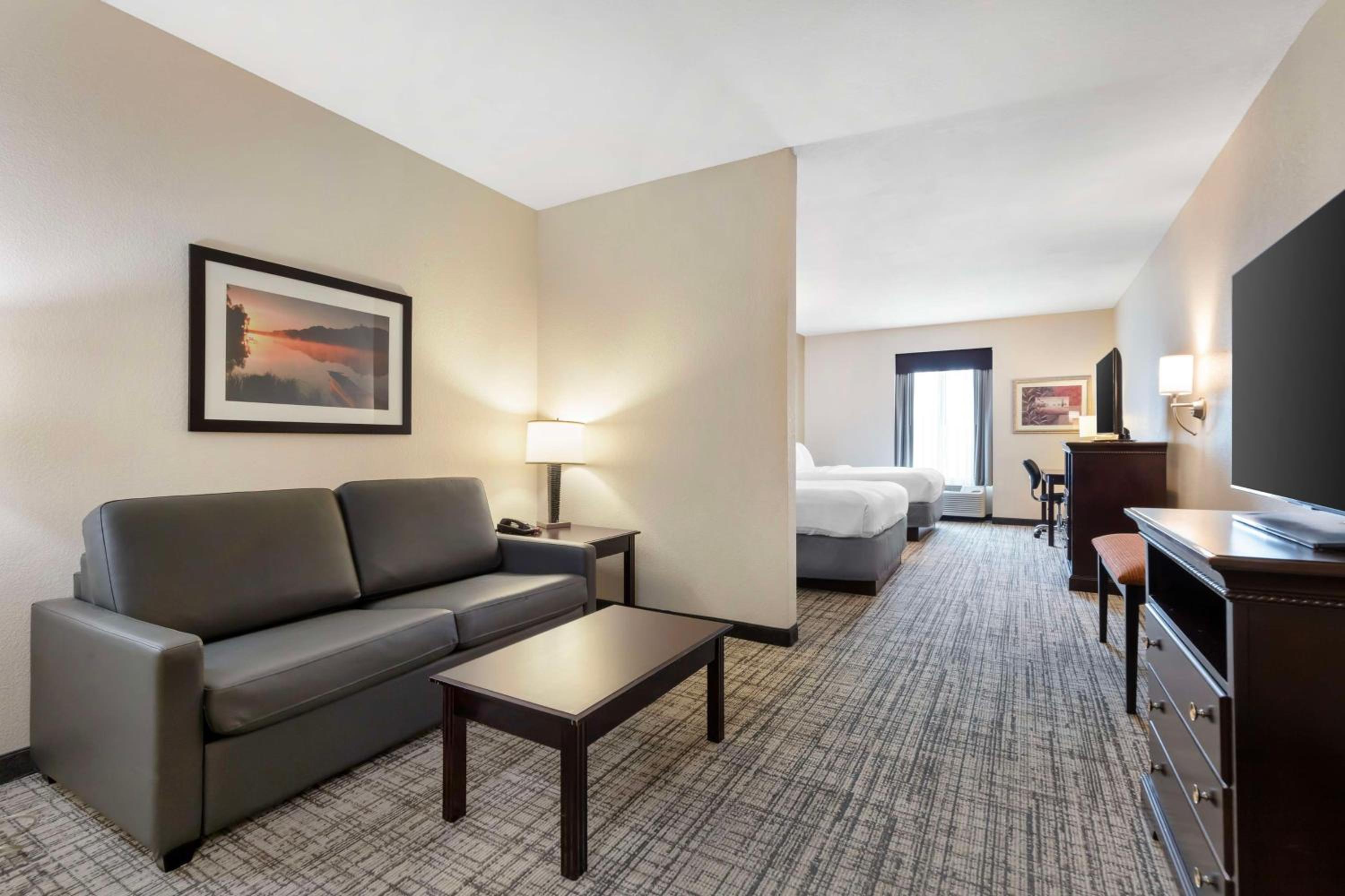 Junior Queen Suite with Two Queen Beds - Non-Smoking photo 1