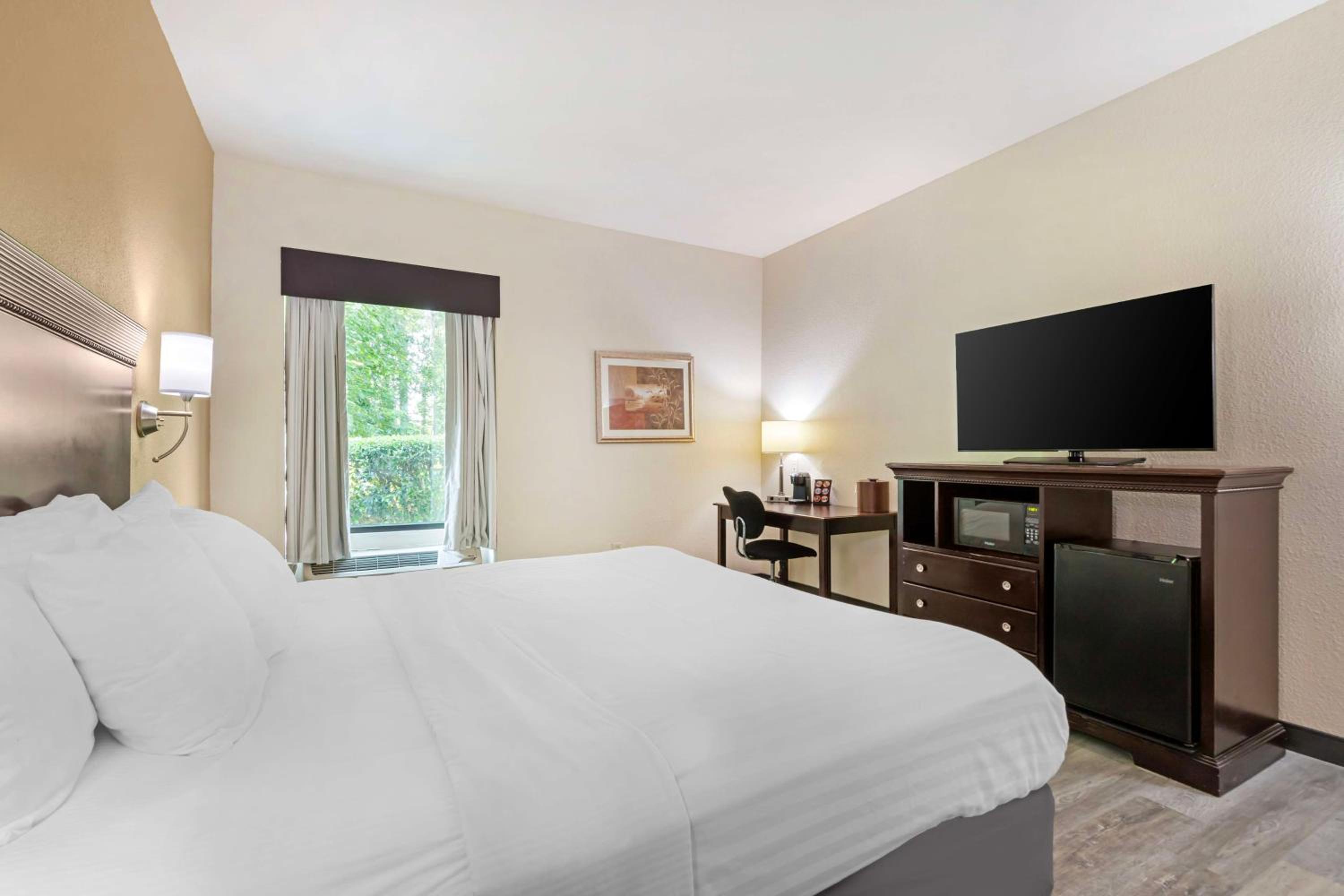 King Suite with Bath Tub and Sofa Bed - Disability Access/Non-Smoking photo 2