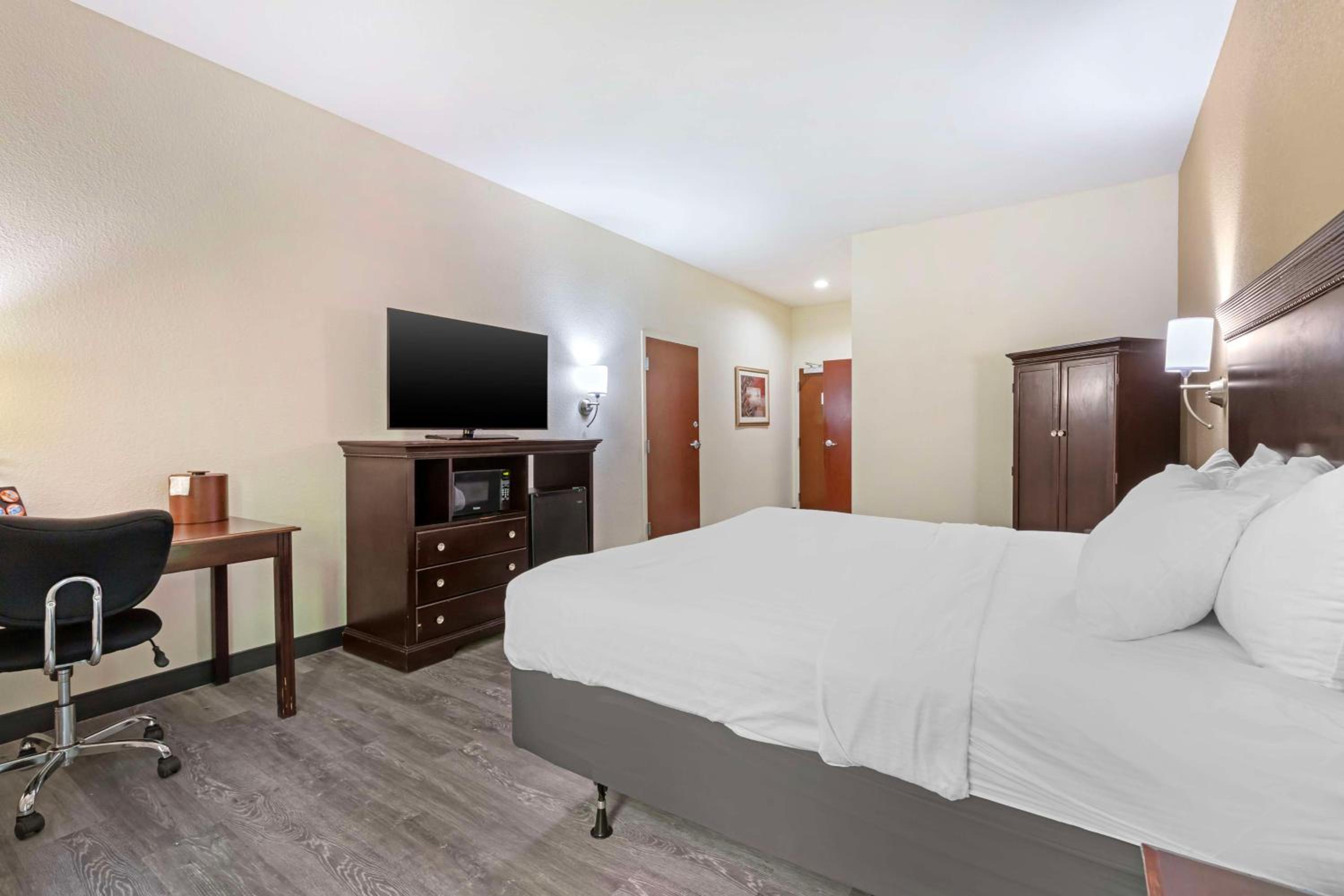 King Suite with Bath Tub and Sofa Bed - Disability Access/Non-Smoking photo 3
