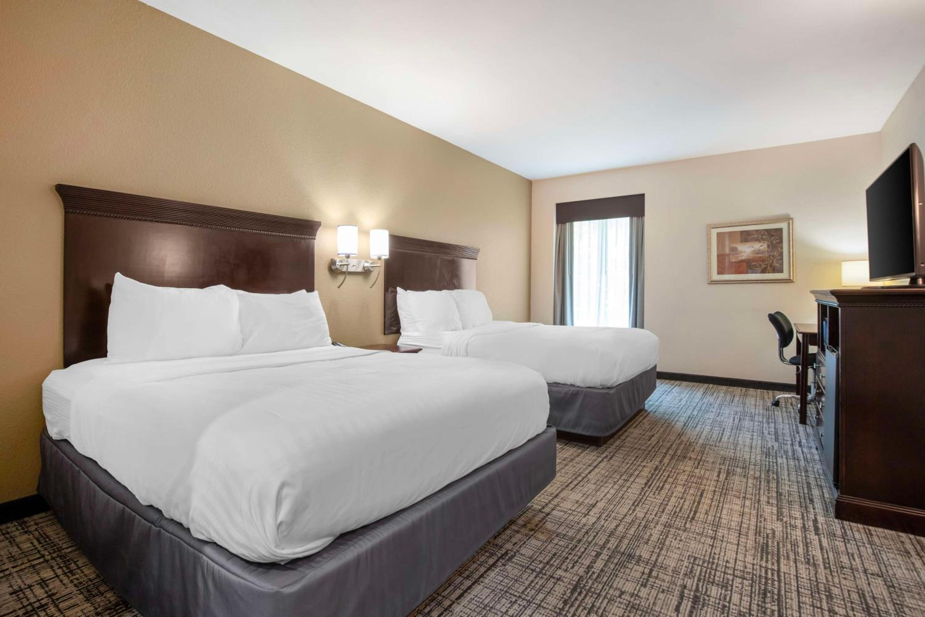 Queen Room with Two Queen Beds - Non-Smoking photo 1