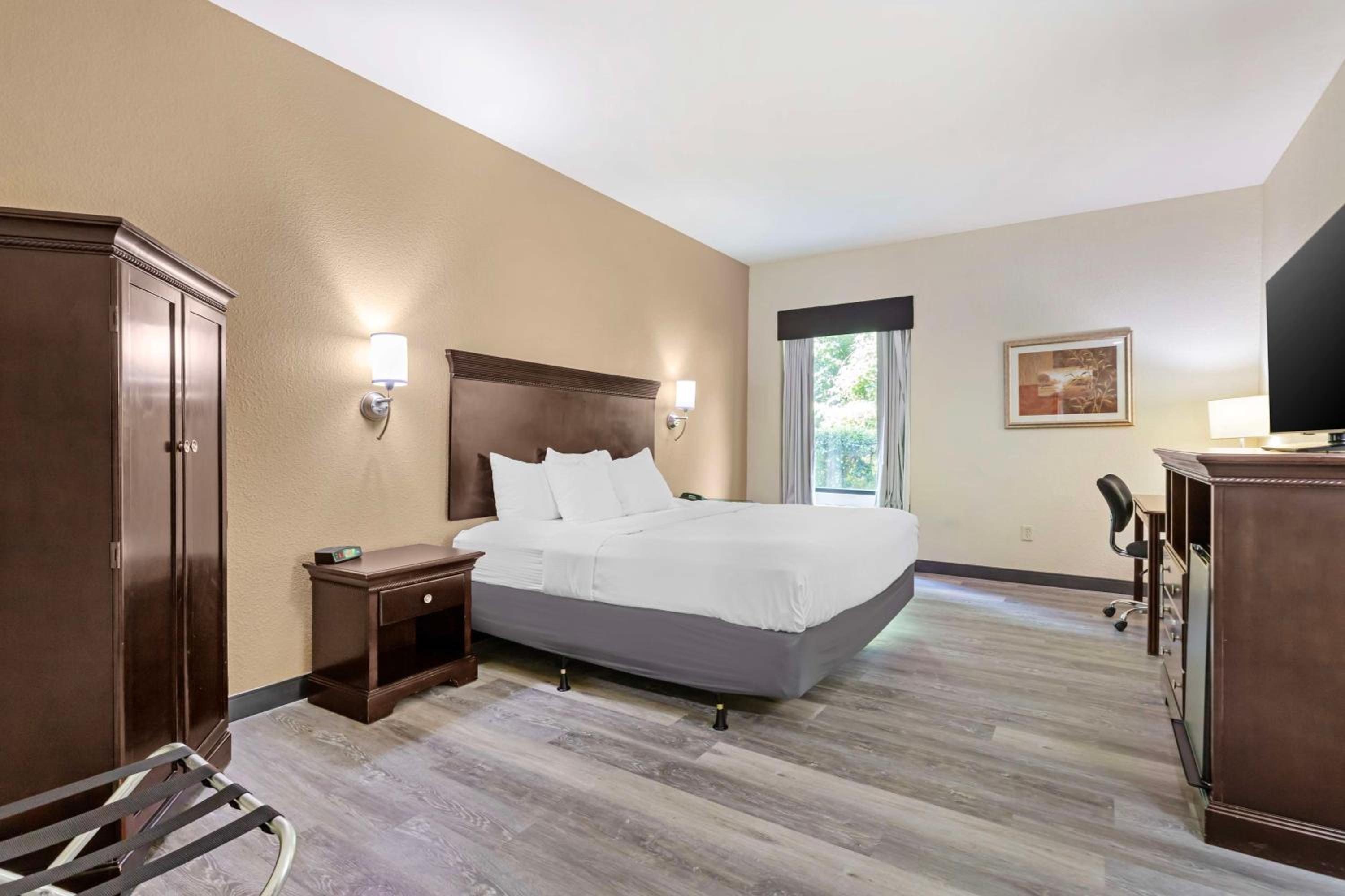 King Suite with Bath Tub and Sofa Bed - Disability Access/Non-Smoking photo 1