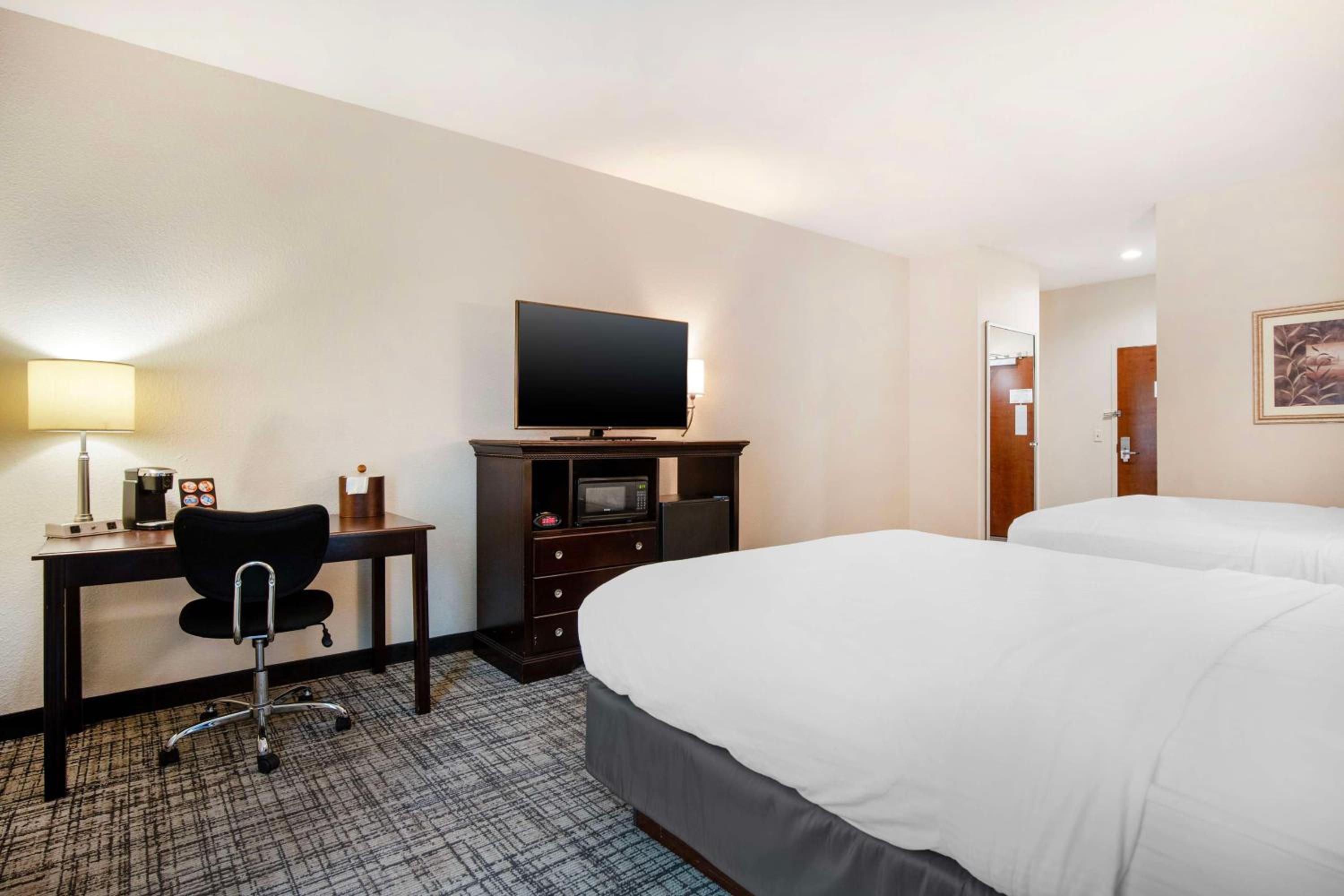 Queen Room with Two Queen Beds - Non-Smoking photo 2