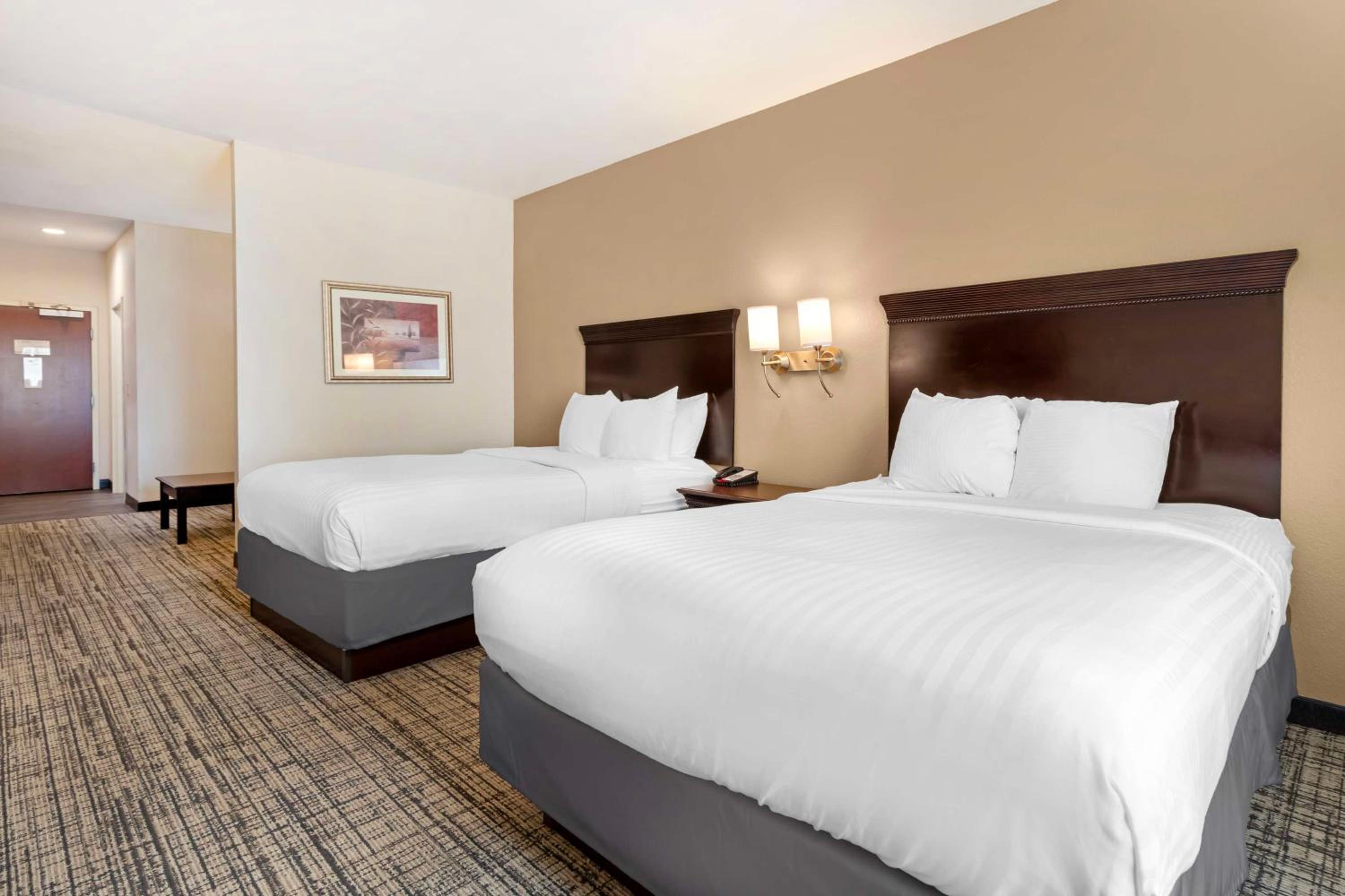 Junior Queen Suite with Two Queen Beds - Non-Smoking photo 3