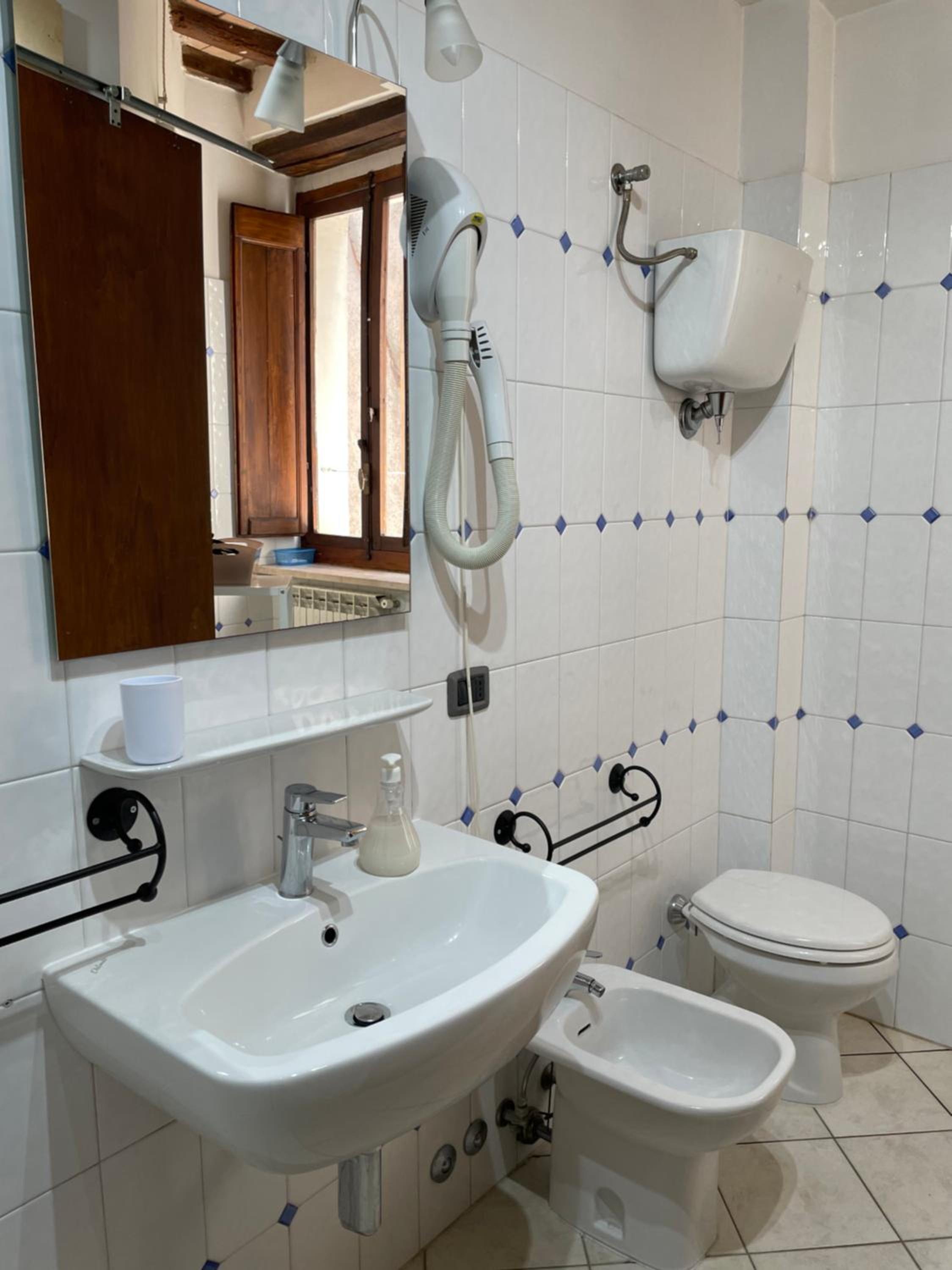 Twin Room With Private Bathroom photo 2