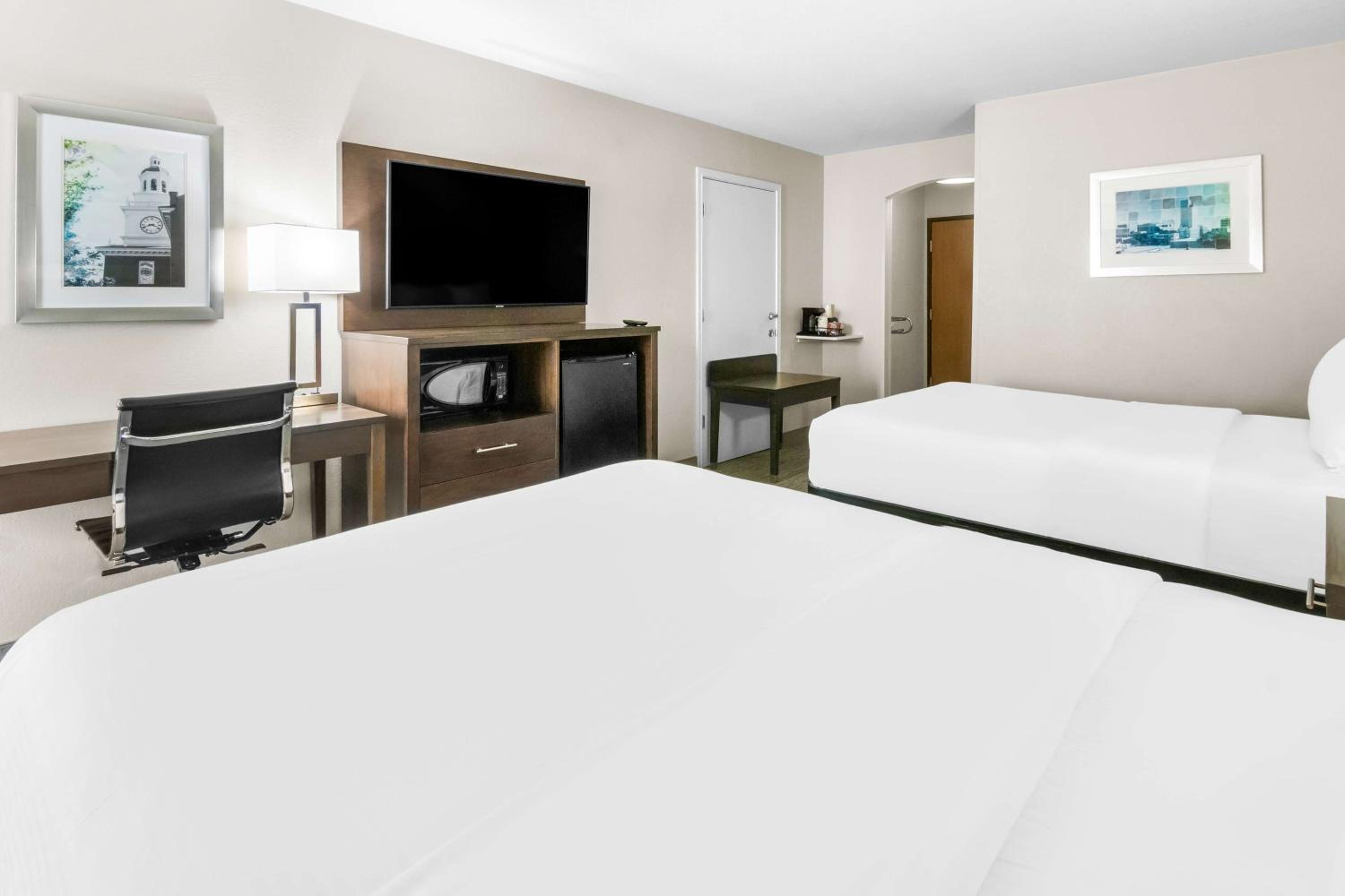 Queen Room with Two Queen Beds and Walk-In Shower - Mobility Accessible/Non-Smoking photo 3