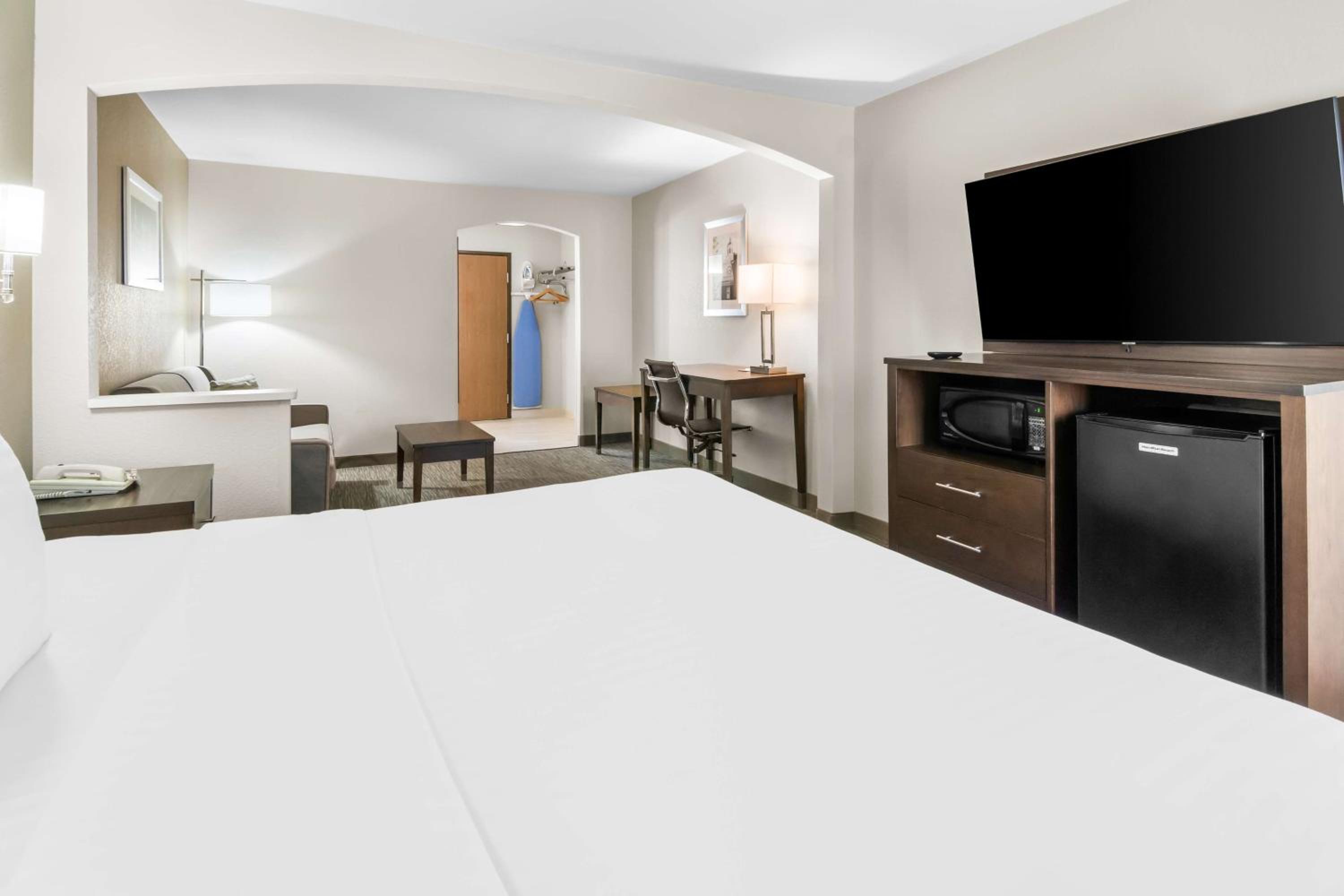 King Suite with Sofa Bed - Non-Smoking photo 3