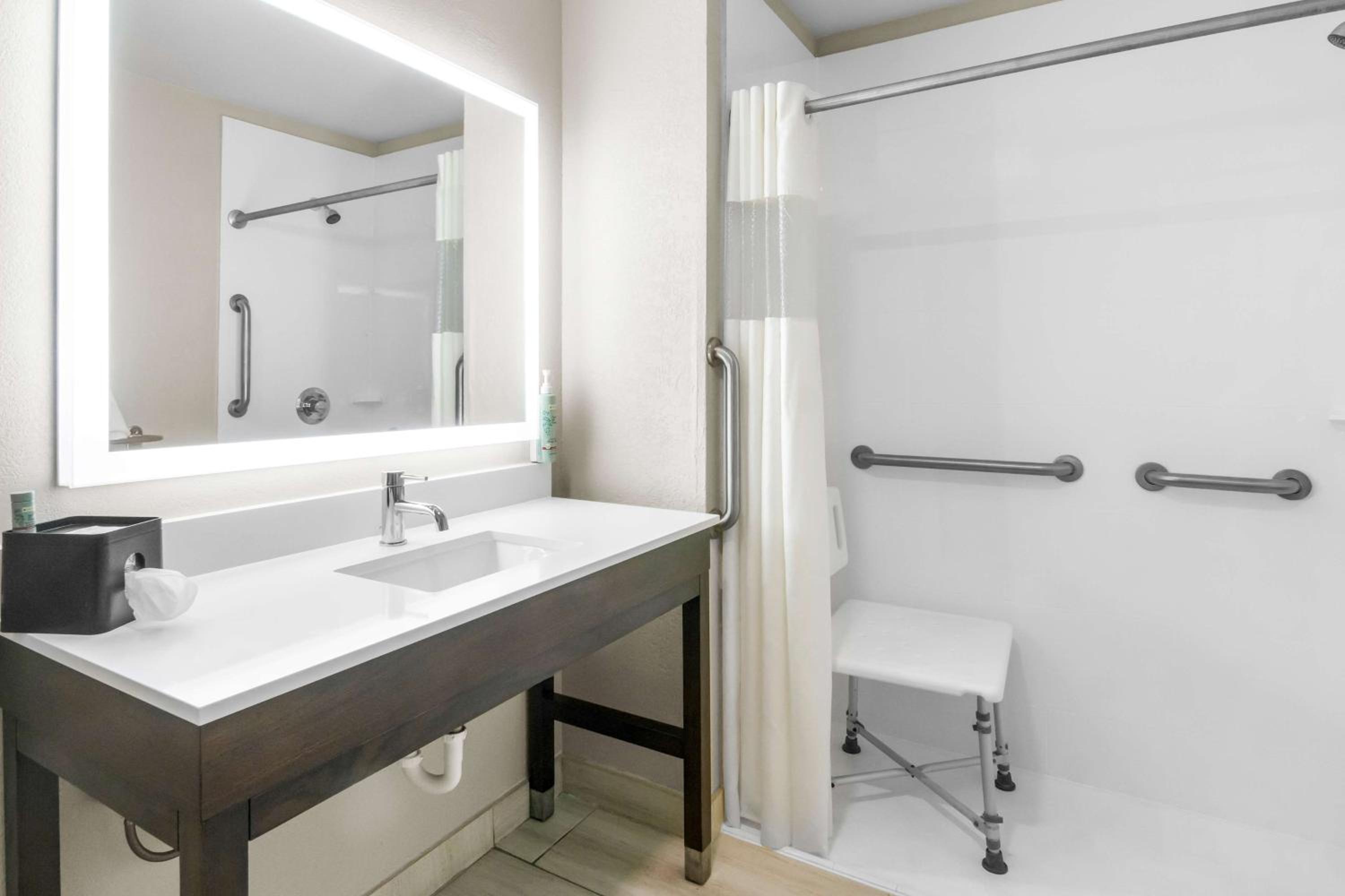 King Suite with Walk-In Shower and Sofa Bed - Disability Access/Non-Smoking photo 3