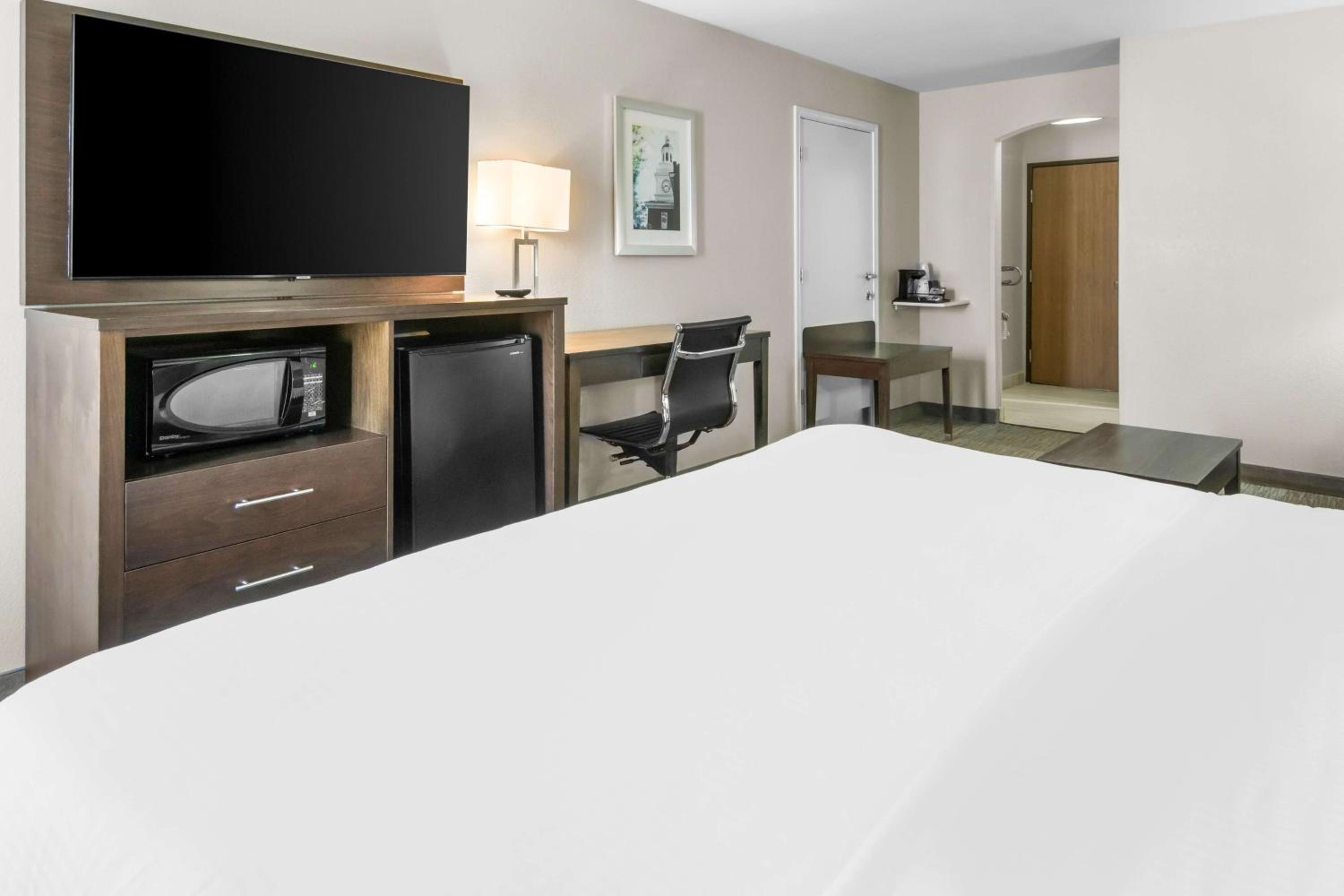 King Suite with Walk-In Shower and Sofa Bed - Disability Access/Non-Smoking photo 2