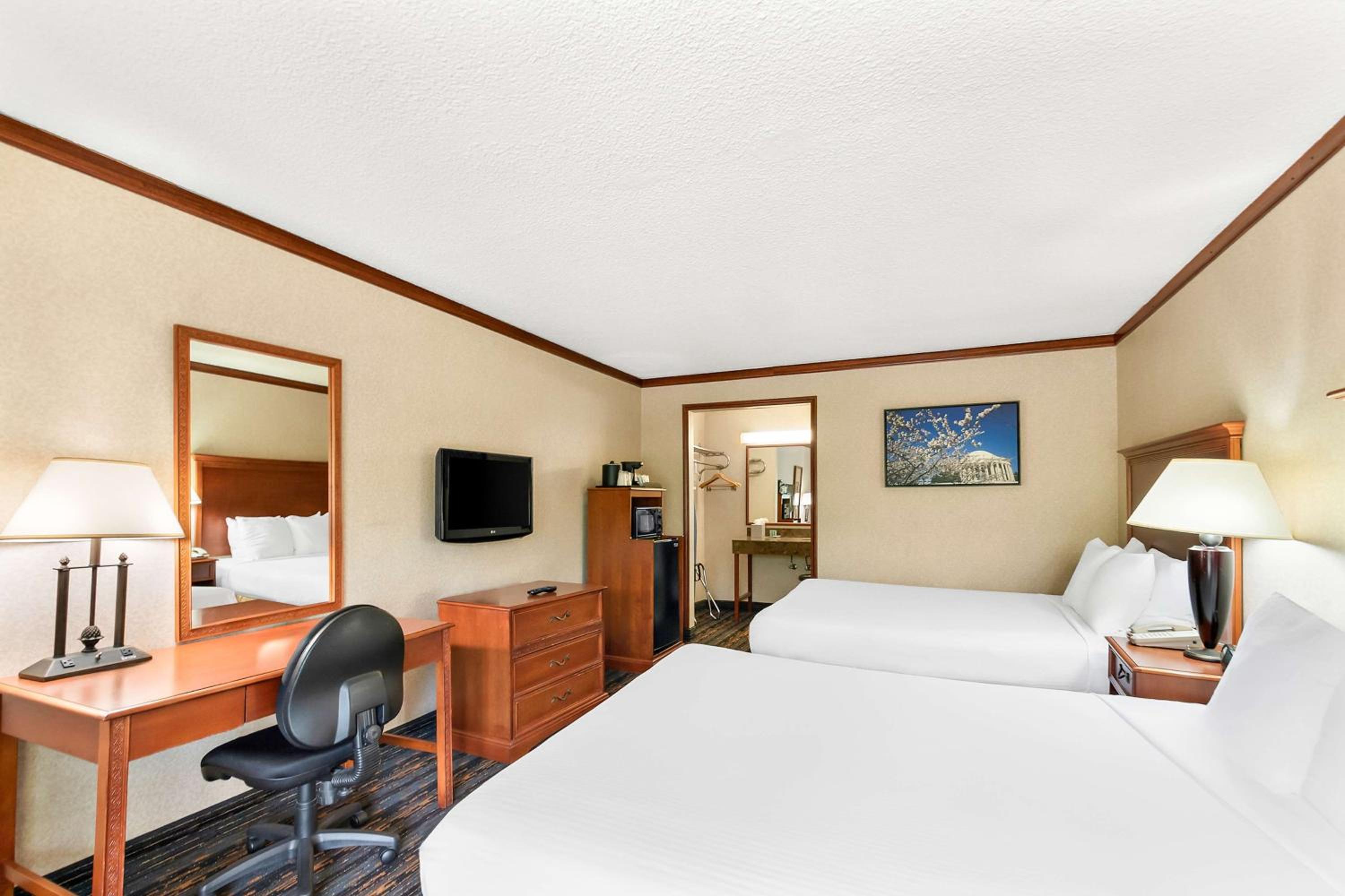 Queen Room with Two Queen Beds - Non-Smoking - Photo 5