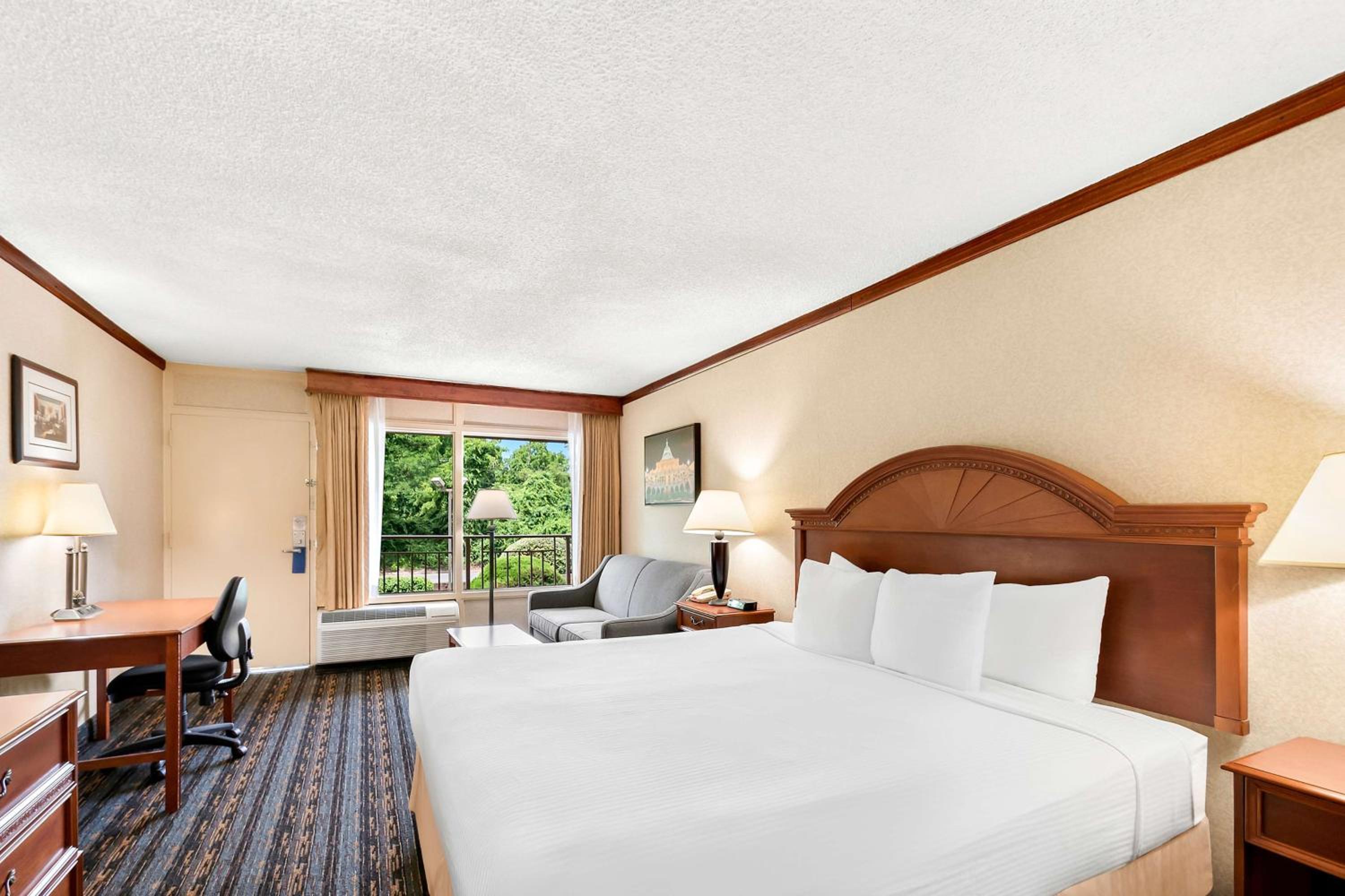 King Room with Sofa Bed and Courtyard - Non-Smoking - Photo 3