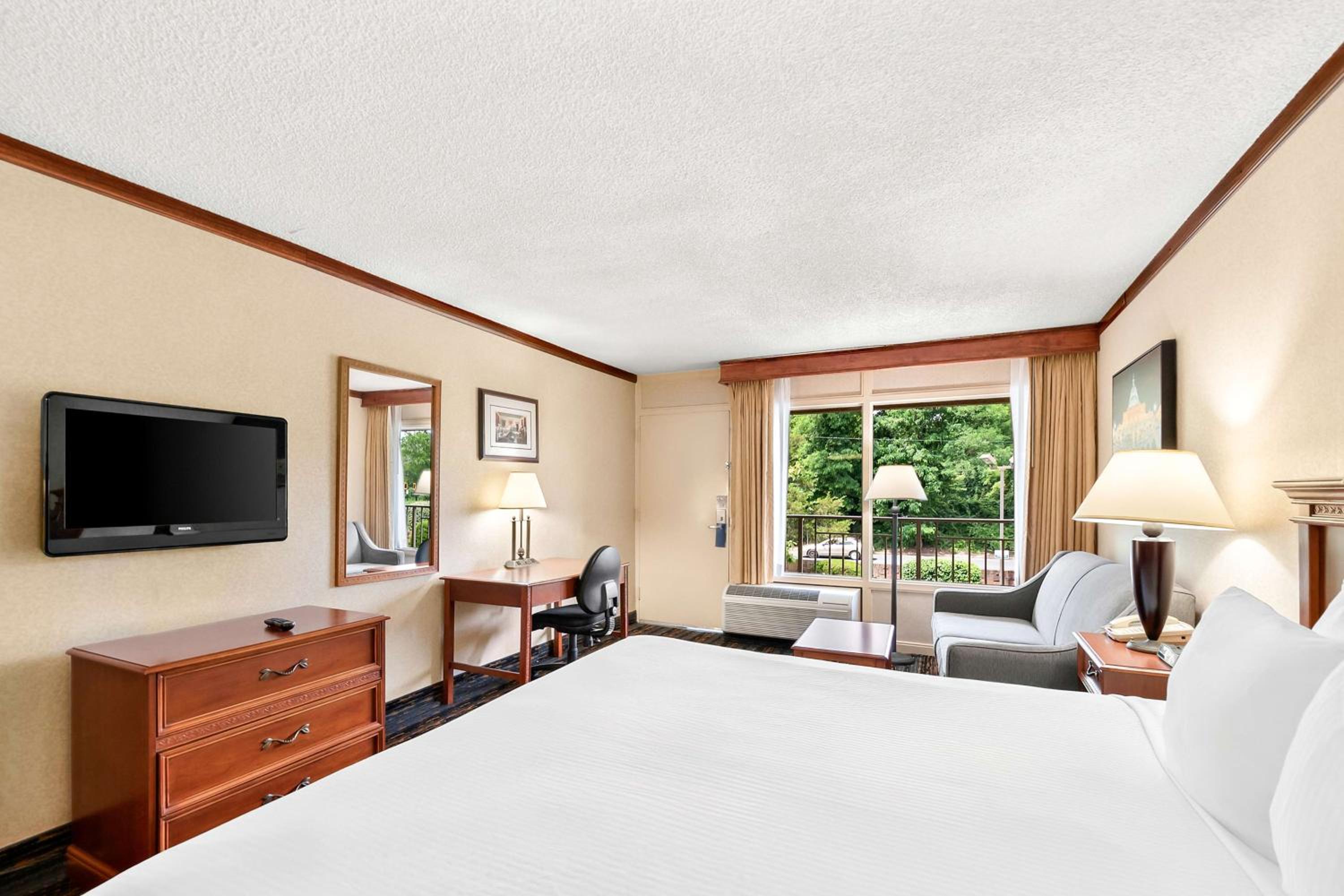 King Room with Sofa Bed and Courtyard - Non-Smoking - Photo 4