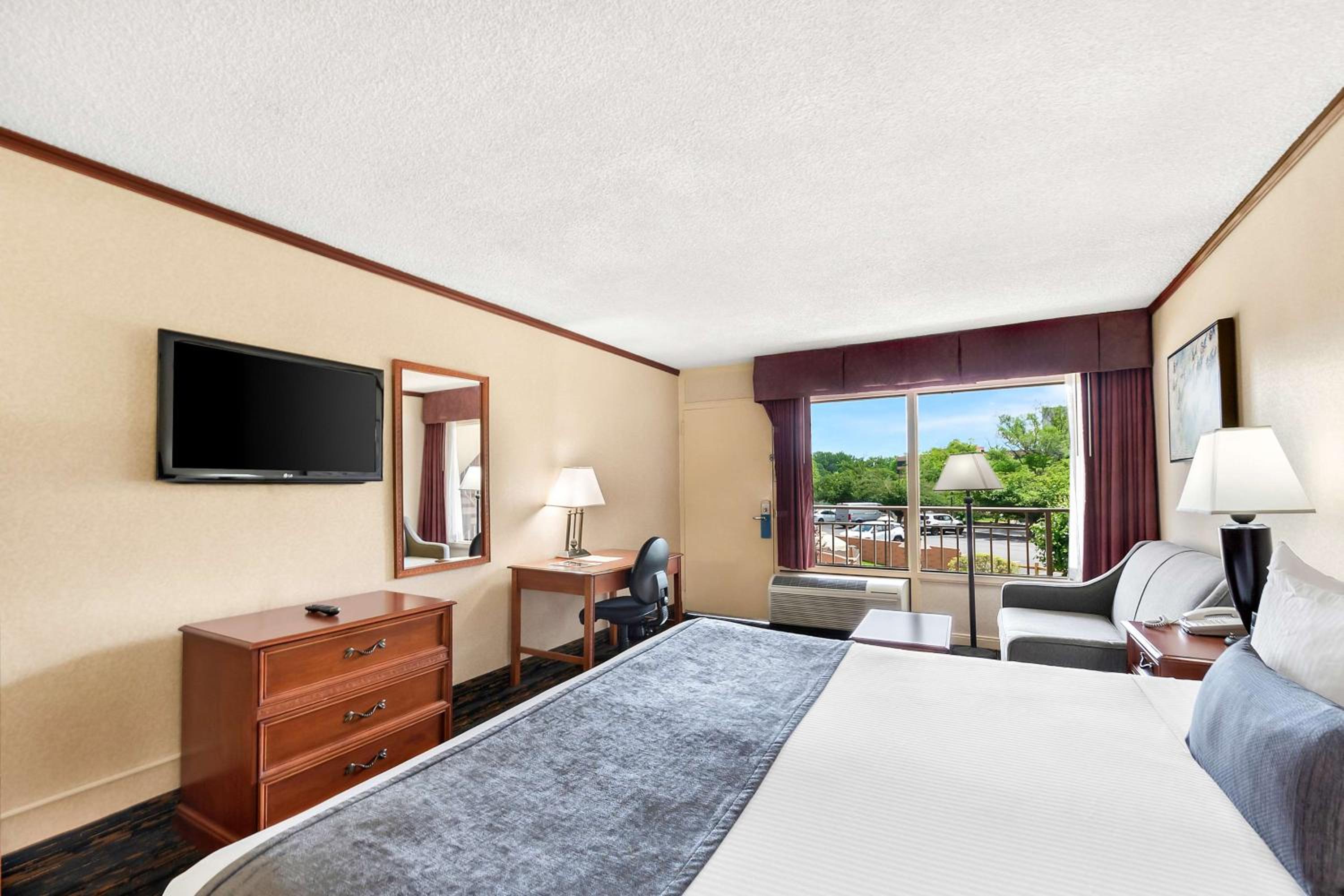 King Room with Sofa Bed and Courtyard - Non-Smoking - Photo 6