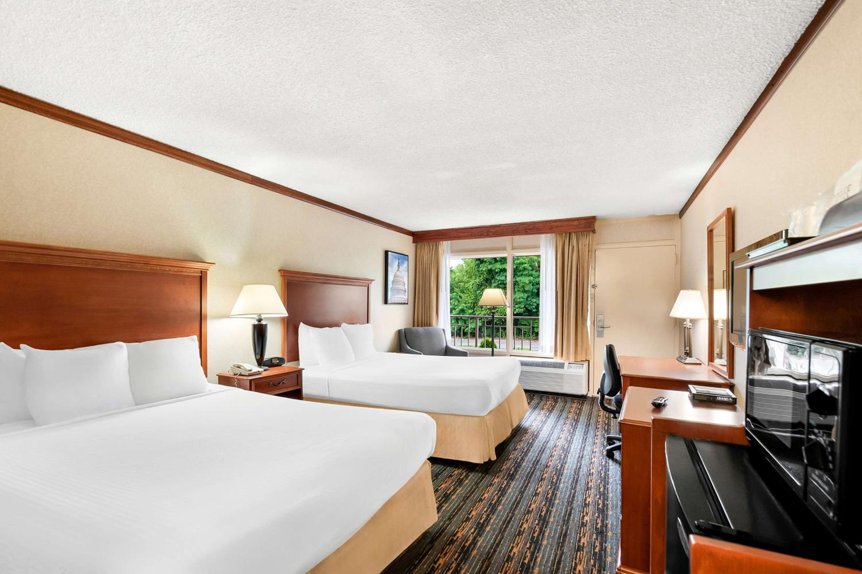 Queen Room with Two Queen Beds - Non-Smoking - Photo 7