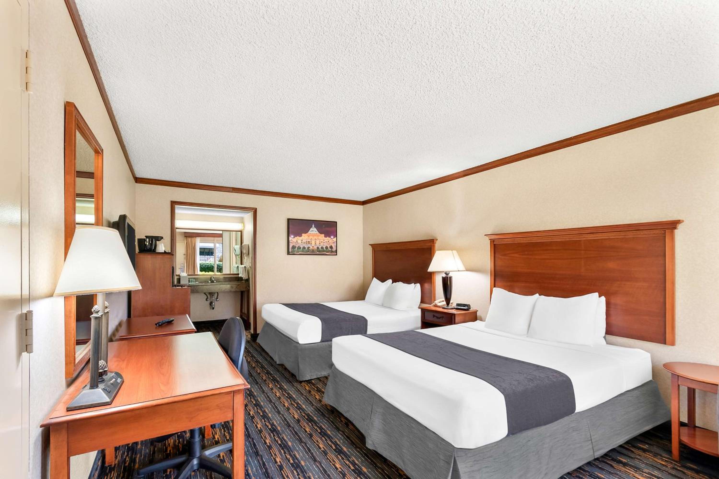 Queen Room with Two Queen Beds - Non-Smoking - Photo 3