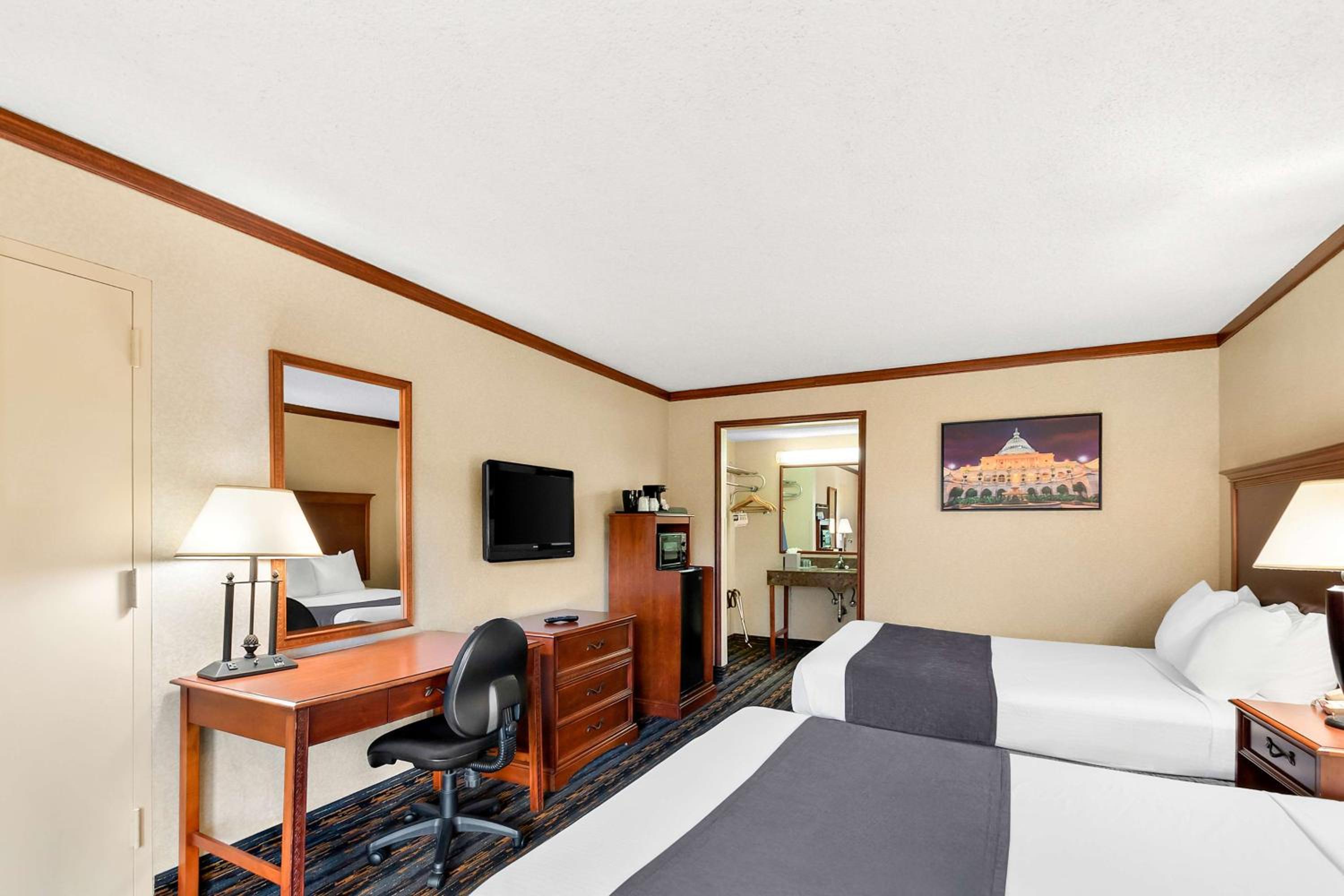 Queen Room with Two Queen Beds - Non-Smoking - Photo 6
