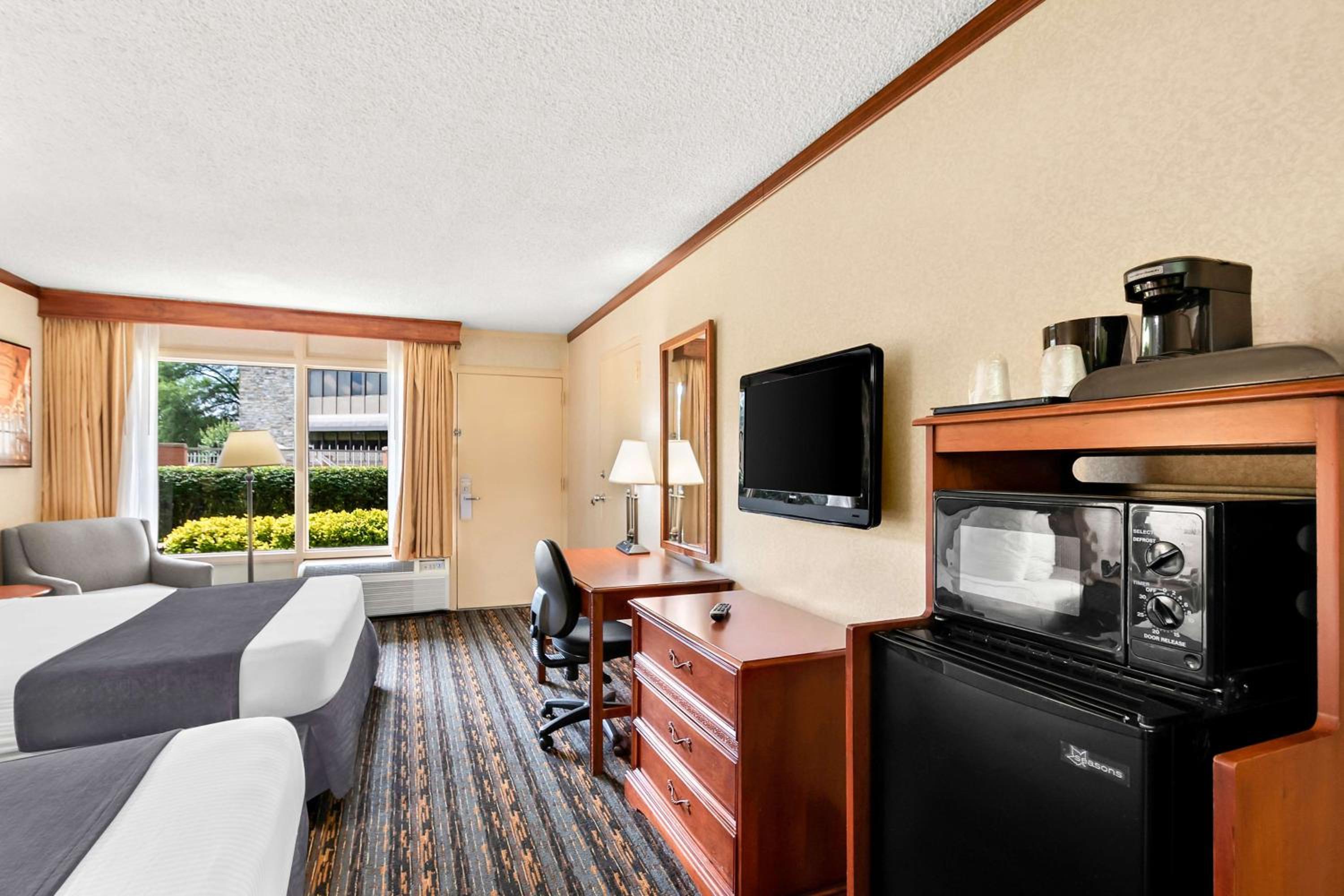 Queen Room with Two Queen Beds - Non-Smoking - Photo 4