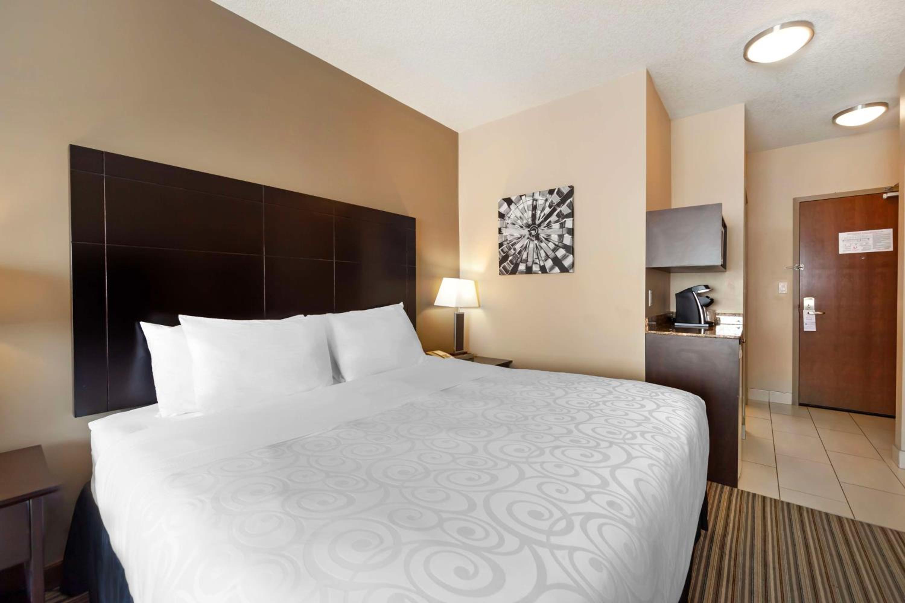 Two-Bedroom King Suite with Two King Beds and Sofa Bed - Full Kitchen/Non-Smoking photo 3