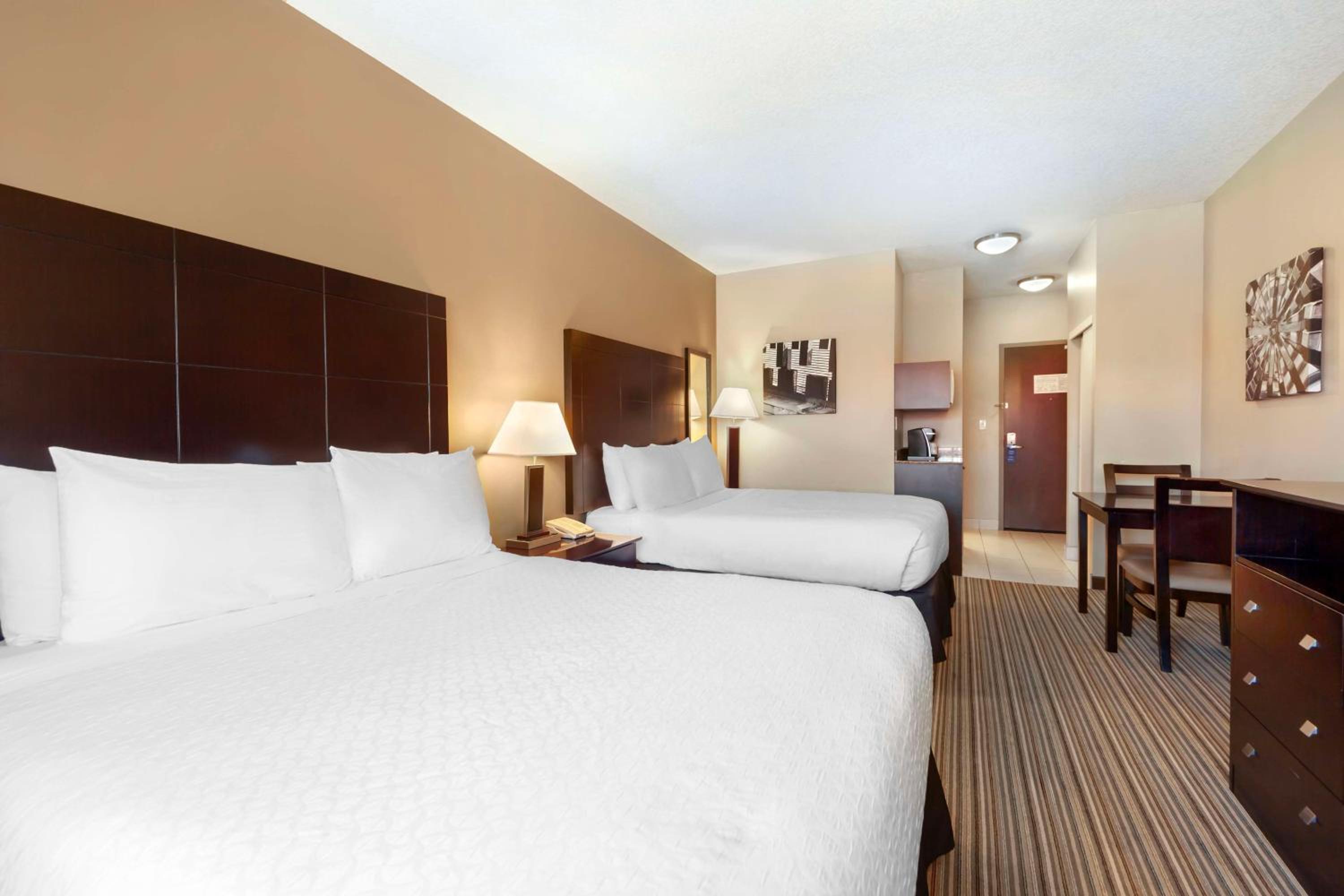 Larger Queen Room with Two Queen Beds and Kitchenette - Non-Smoking photo 2