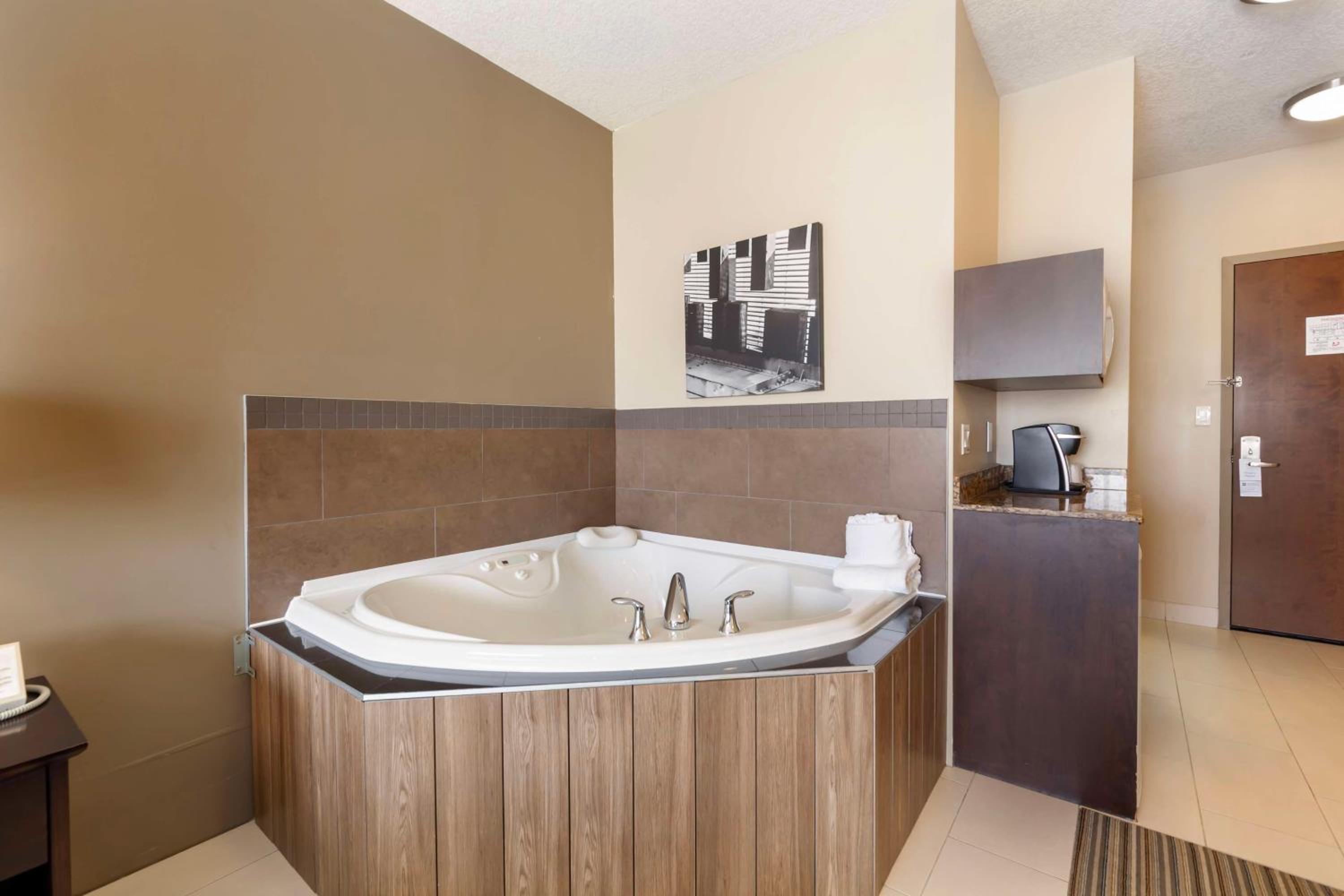 King Room with Whirlpool - Non-Smoking photo 3