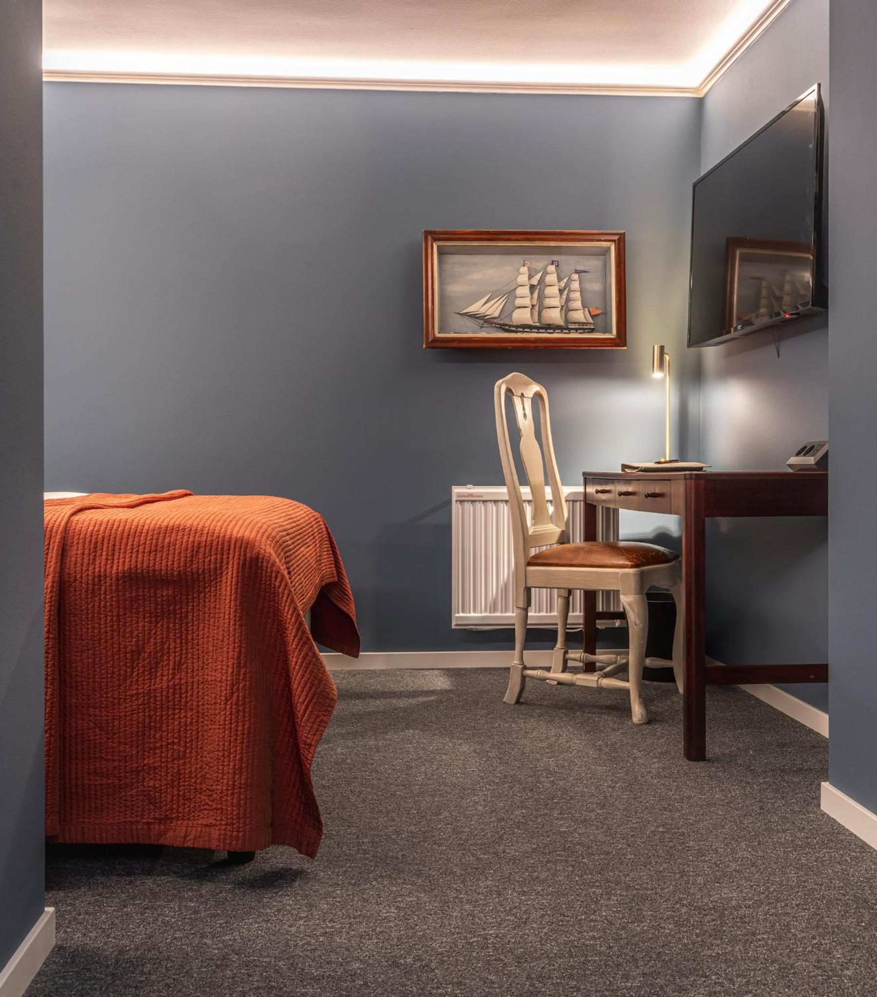 Small Double Room Without Window