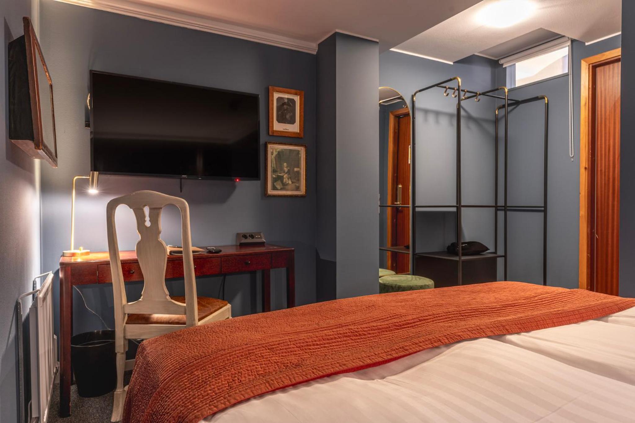 Small Double Room Without Window