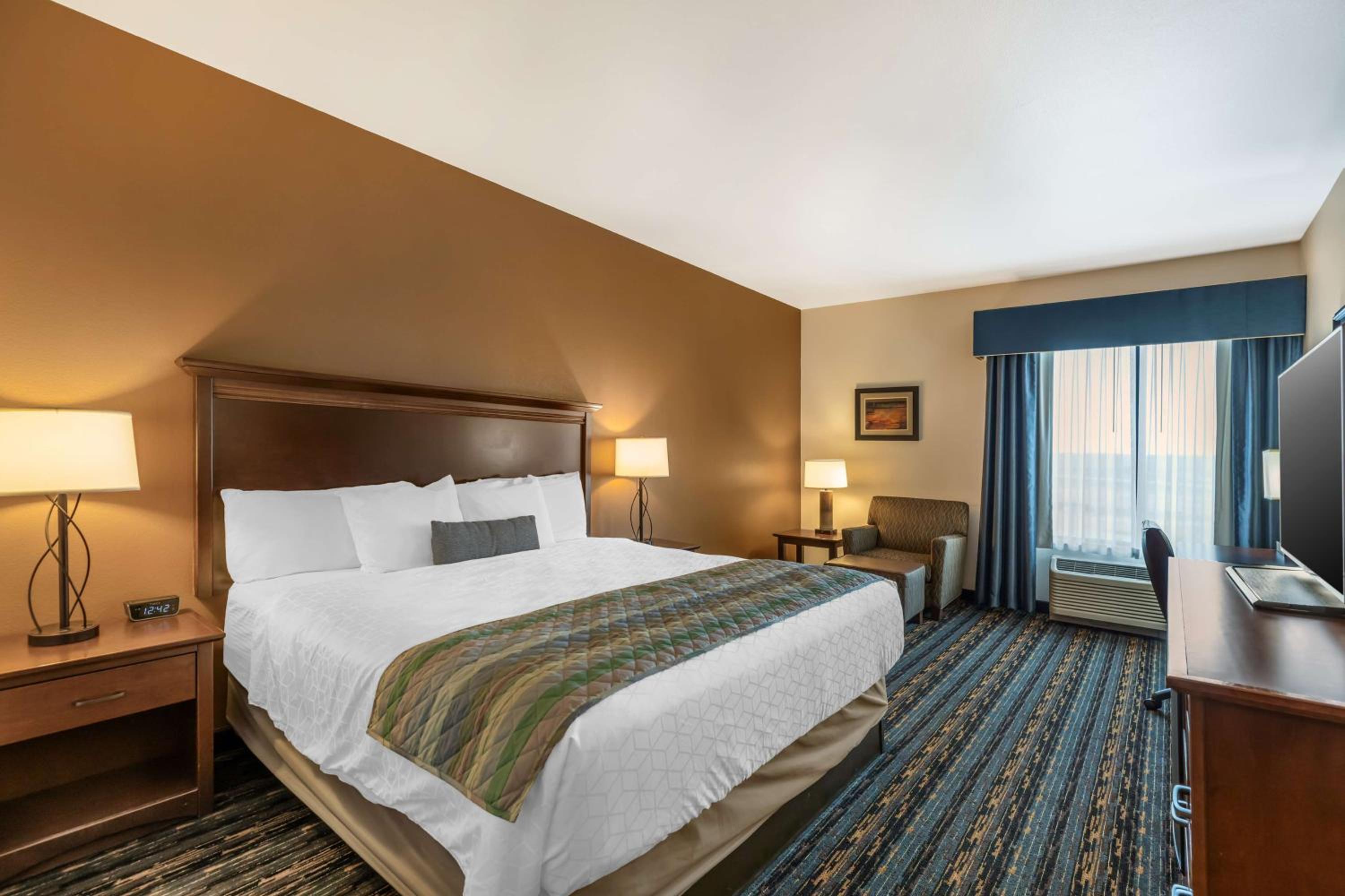 King Room with Roll-in Shower - Disability Access/Non-Smoking